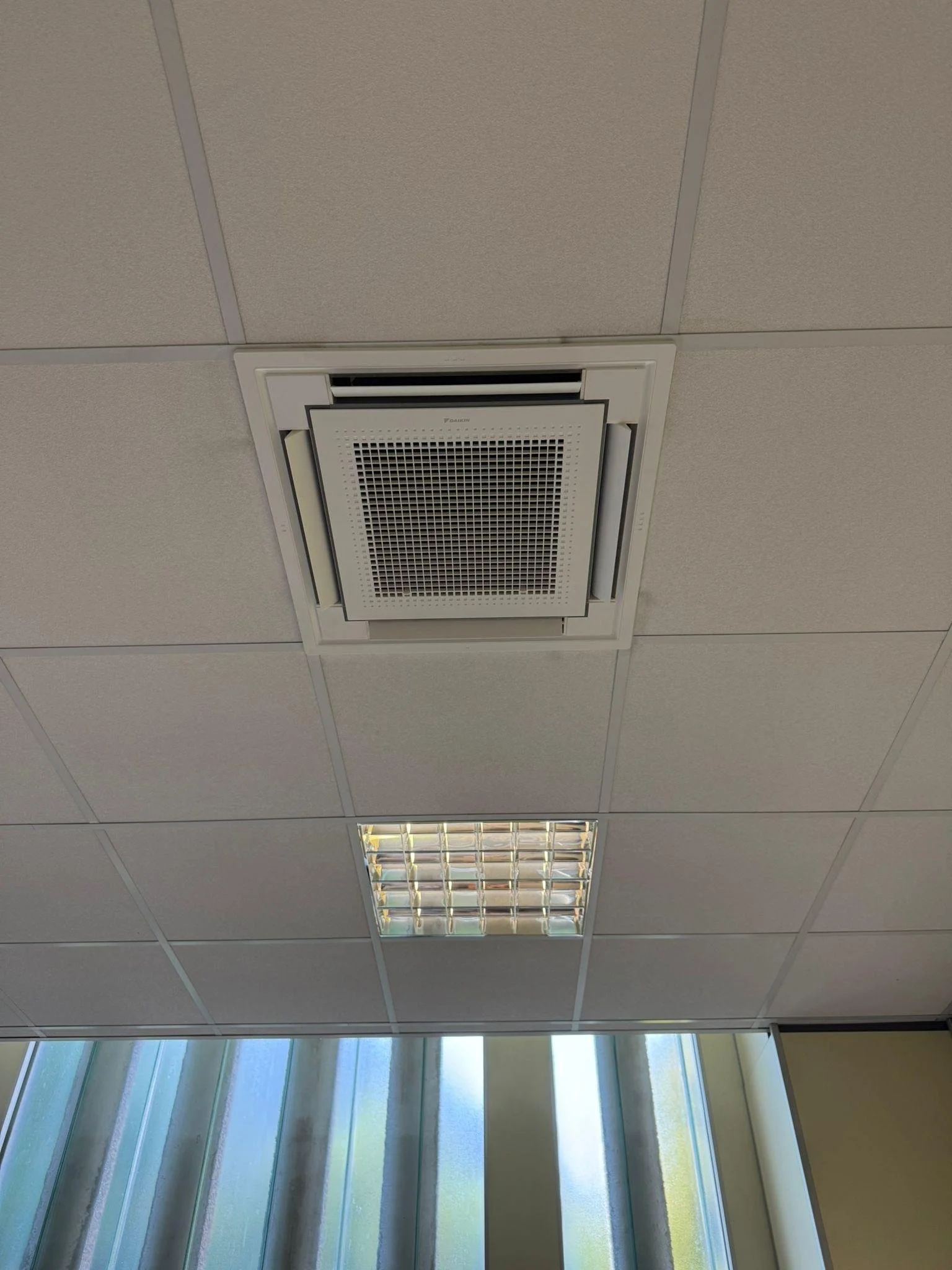 Ceiling con aereatore e luci fluorescenti, vista dall'interno di una stanza
