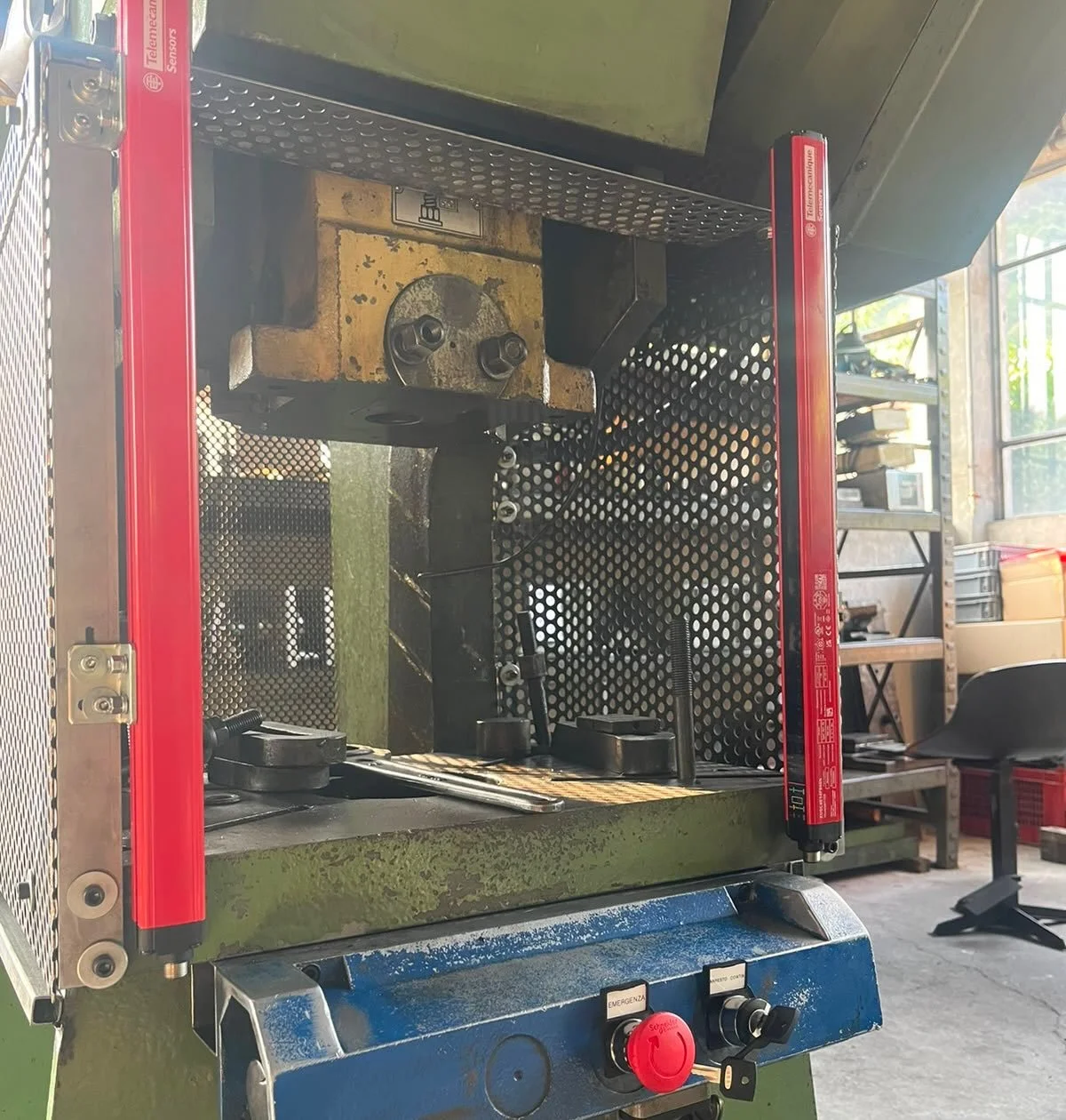 Aggiunta di dispositivi di protezione su macchinari industriali che rispettano le norme UNI EN ISO in materia di sicurezza meccanica e le norme CEI EN per l&rsquo;equipaggiamento elettrico ed elettronico.