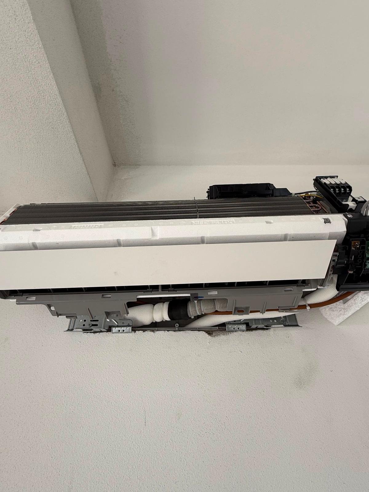Unità interna di un condizionatore a parete installata nel soffitto.