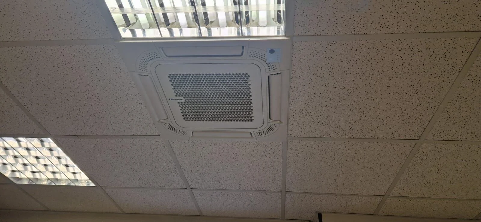 Pannello di soffitto con unità di aria condizionata e luci fluorescenti