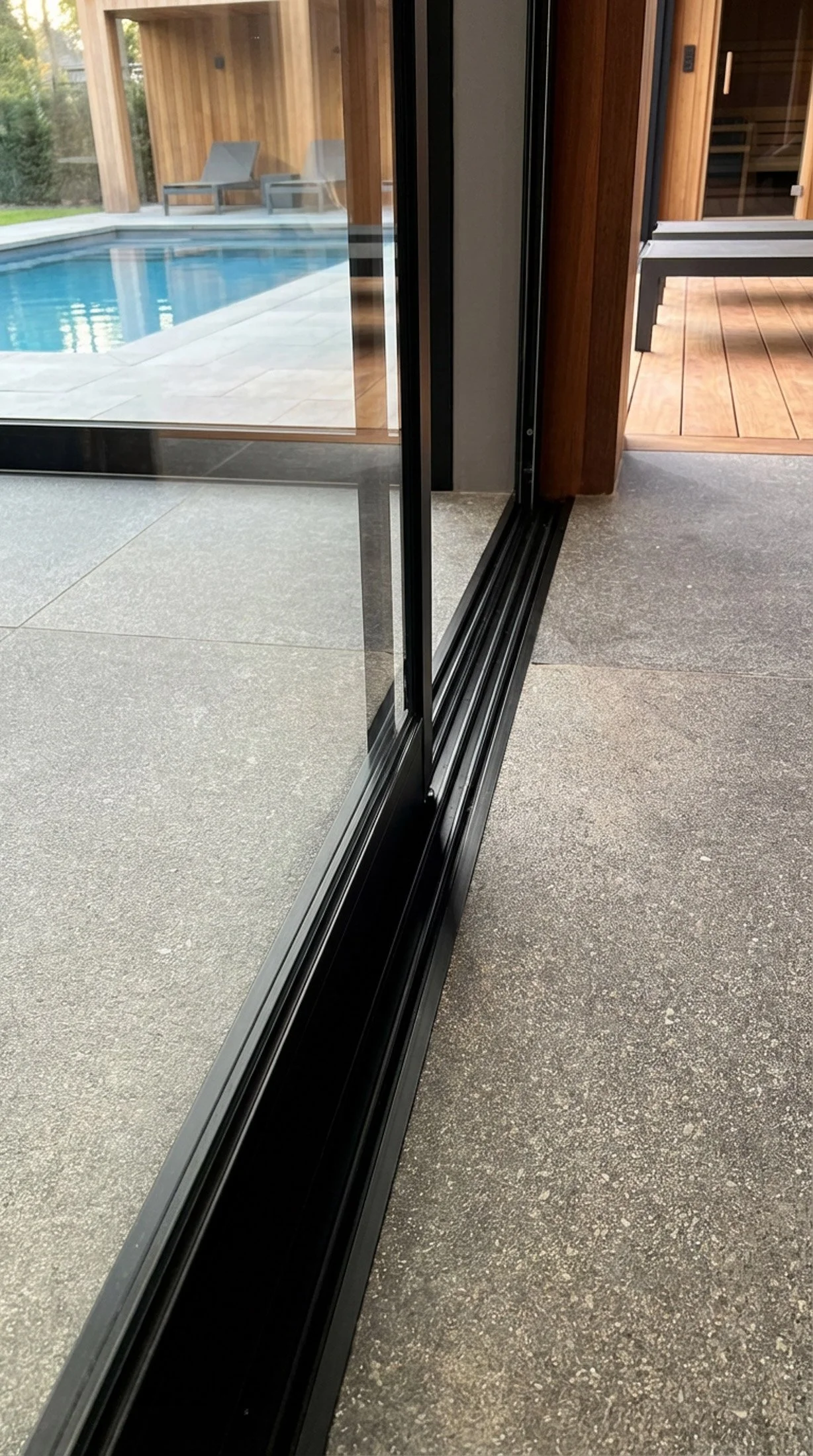Ingefreesde-rail-zwart-schuifwand-in-poolhouse--Pergoglass.jpg