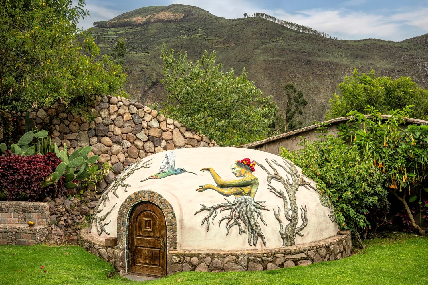 Schwitzhütte vor den Bergen