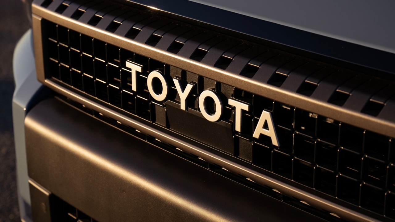 গাড়ি দিয়ে ছবি তুলতে চায় Toyota