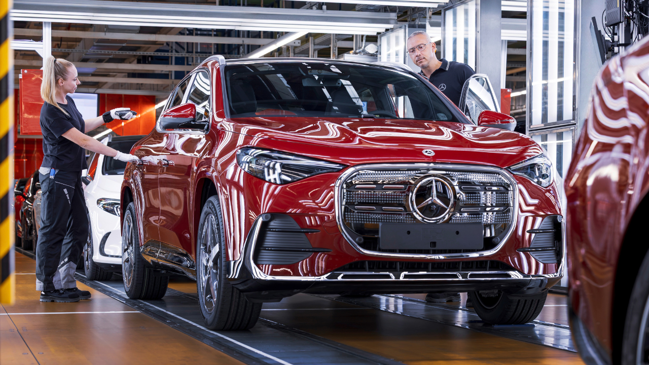 জার্মানিতে কারখানা বন্ধের ঝুঁকিতে Mercedes