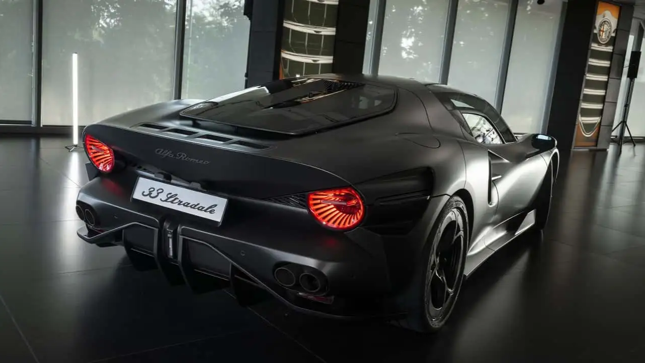 Alfa Romeo 33 Stradale Perla Nera  (7).png