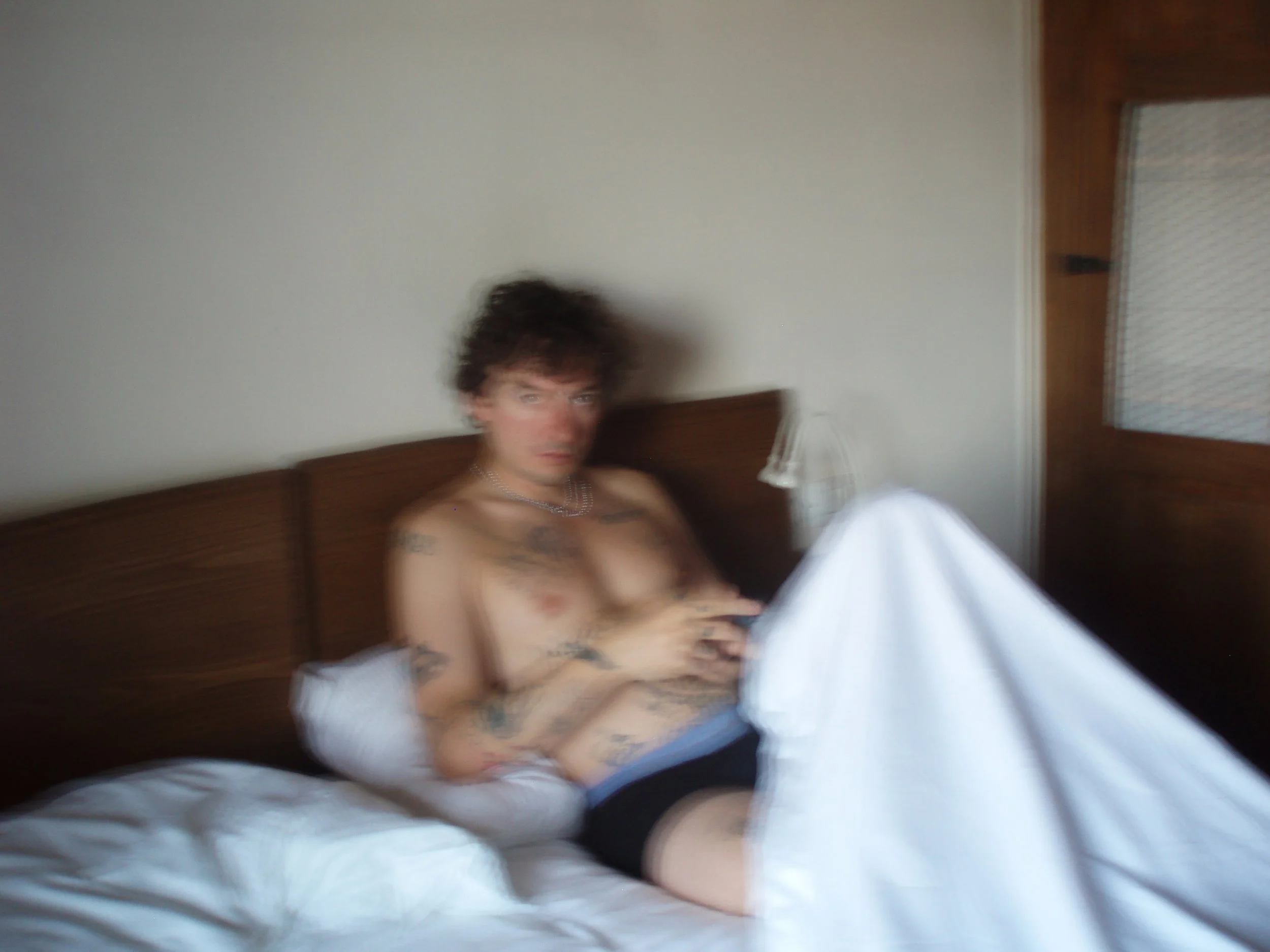 joe-little-tour-diary-candid-hotel-room.jpg.JPG