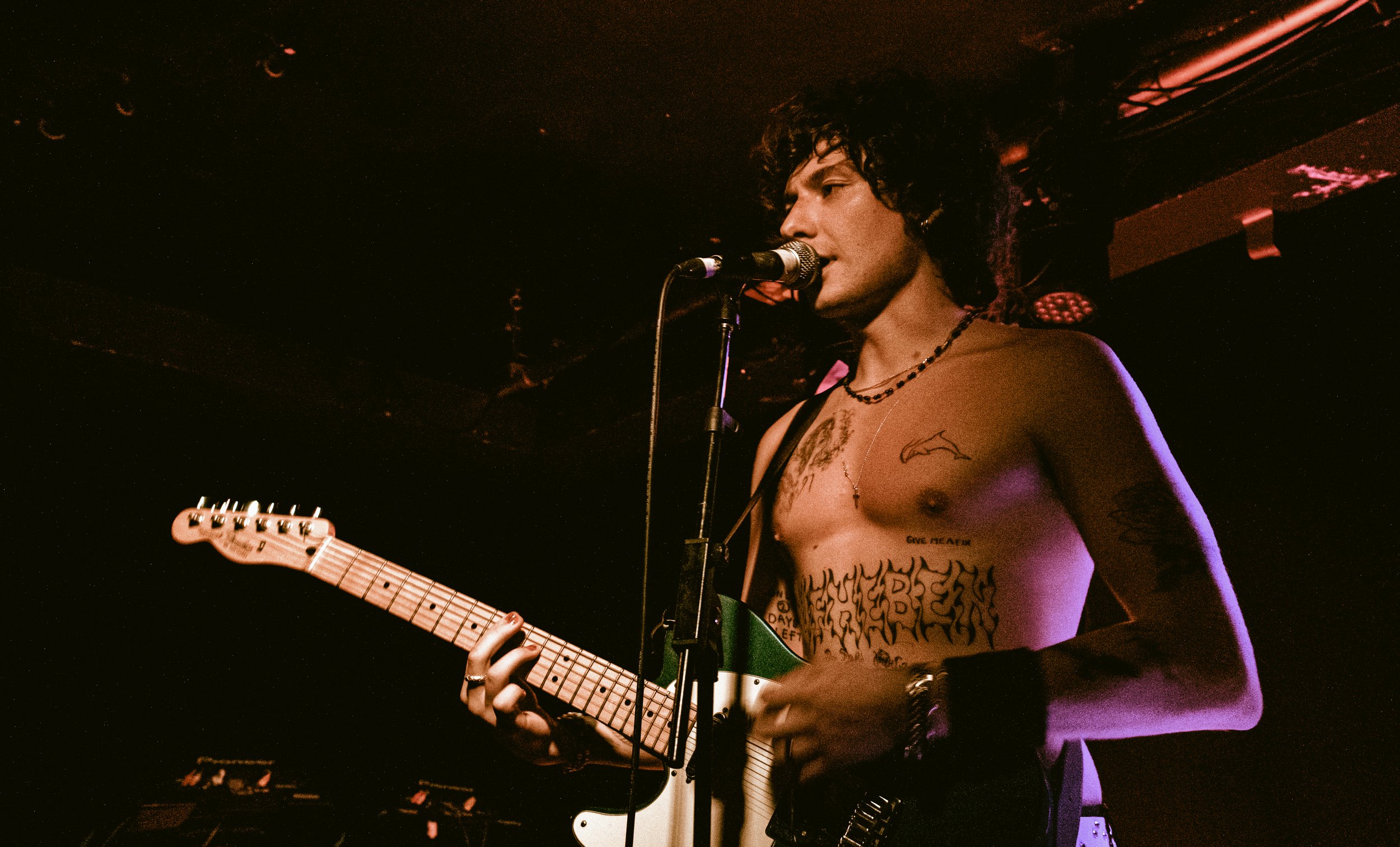 joe-little-shirtless-guitarist-live-vocal-performance.jpg.jpg