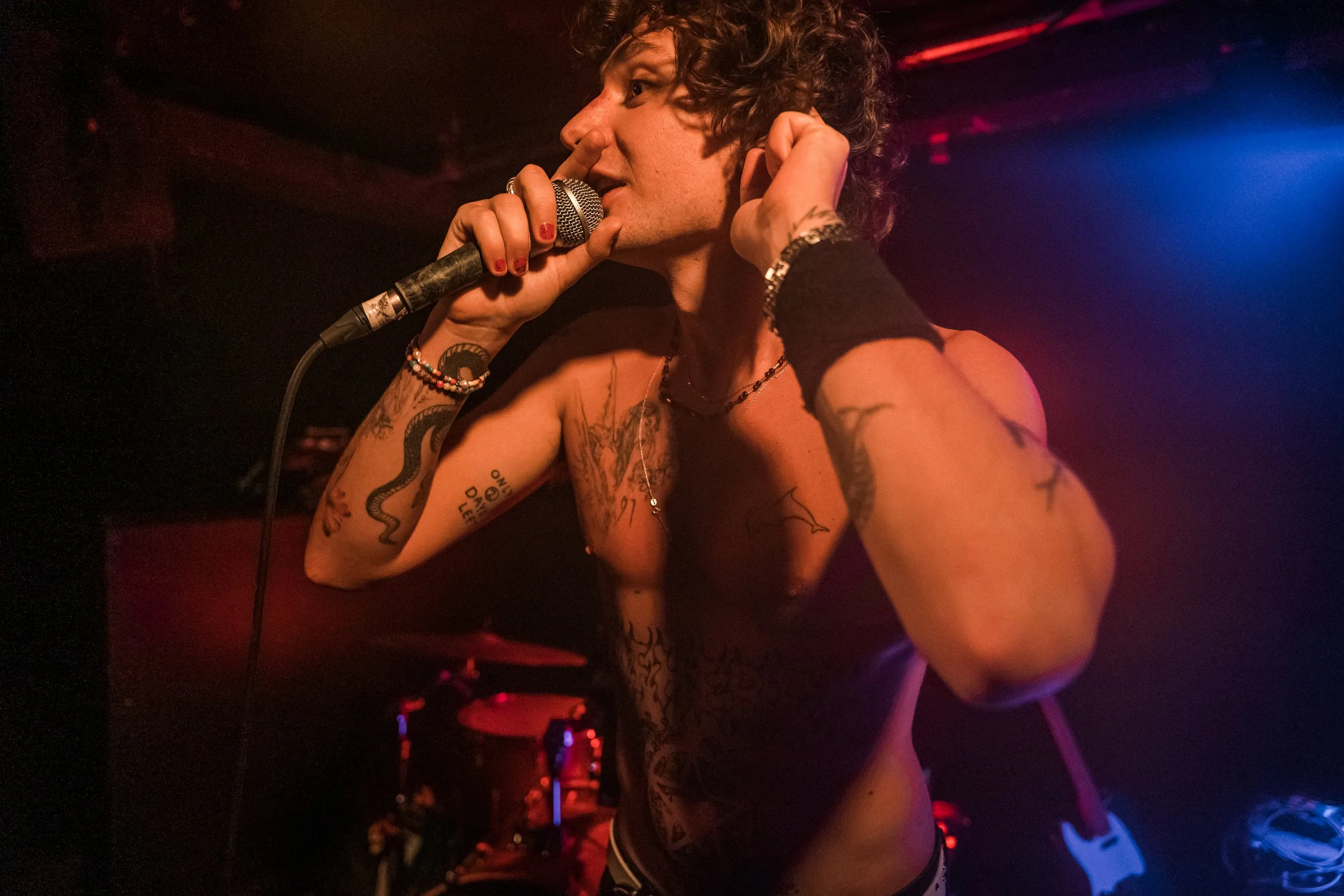 joe-little-vocals-close-up-live-concert-tattoos.jpg.jpg