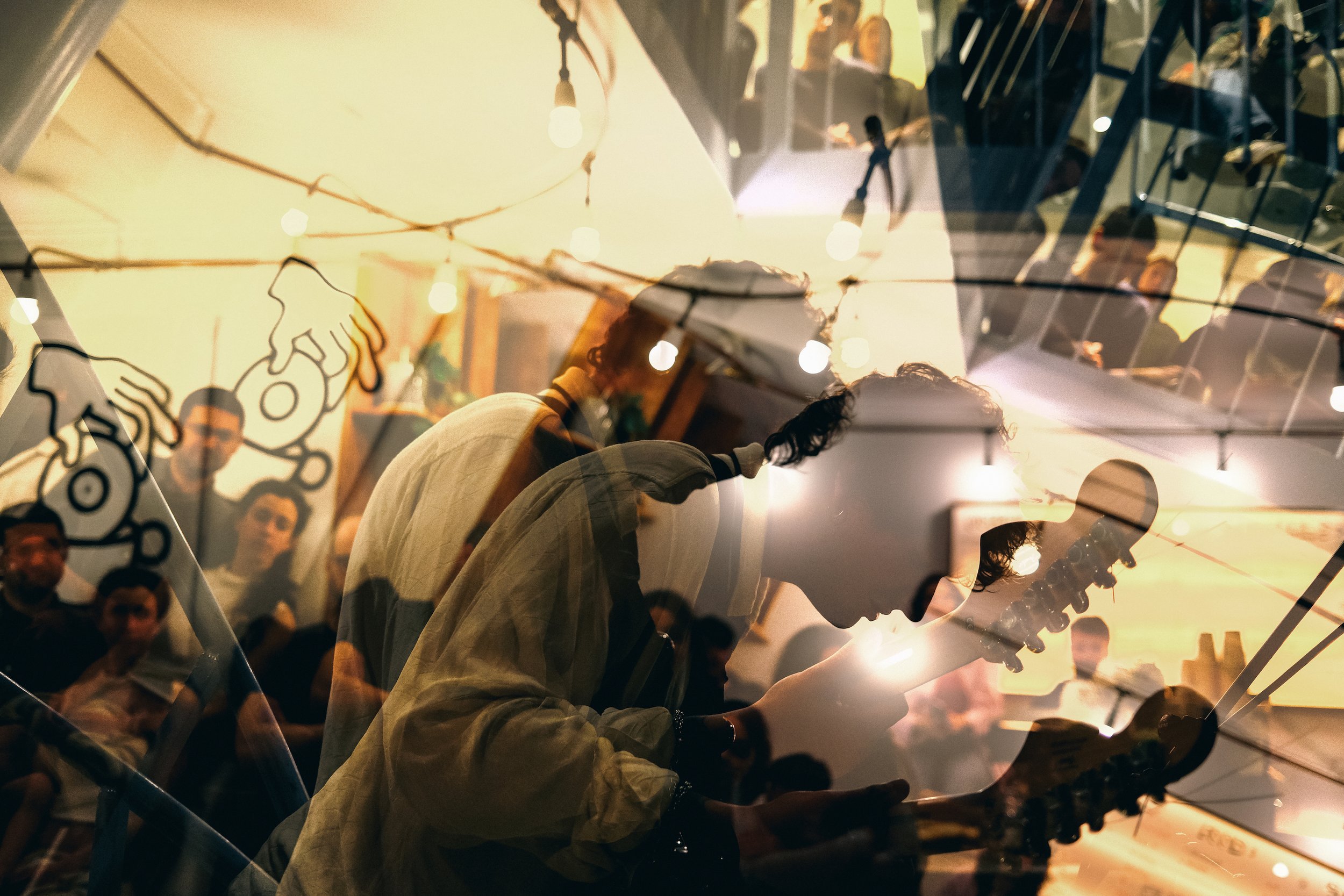 joe-little-amsterdam-live-show-reflection-artistic-photo-2025.jpg.jpg