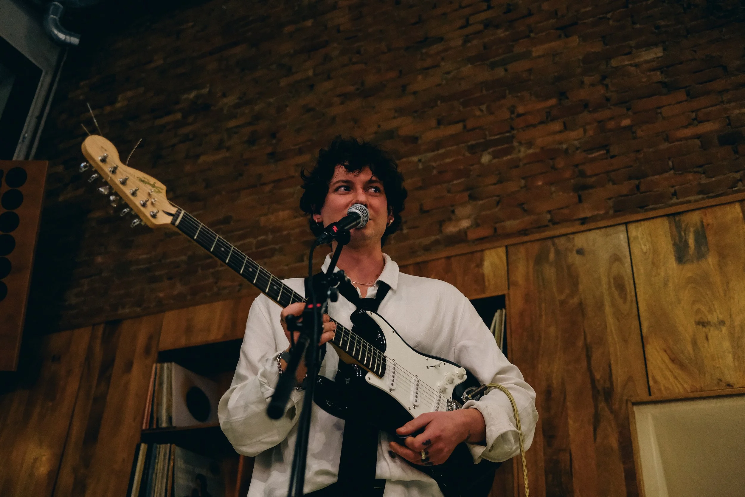 joe-little-sofar-sounds-amsterdam-full-room-live-performance-2025.2.jpg.jpg
