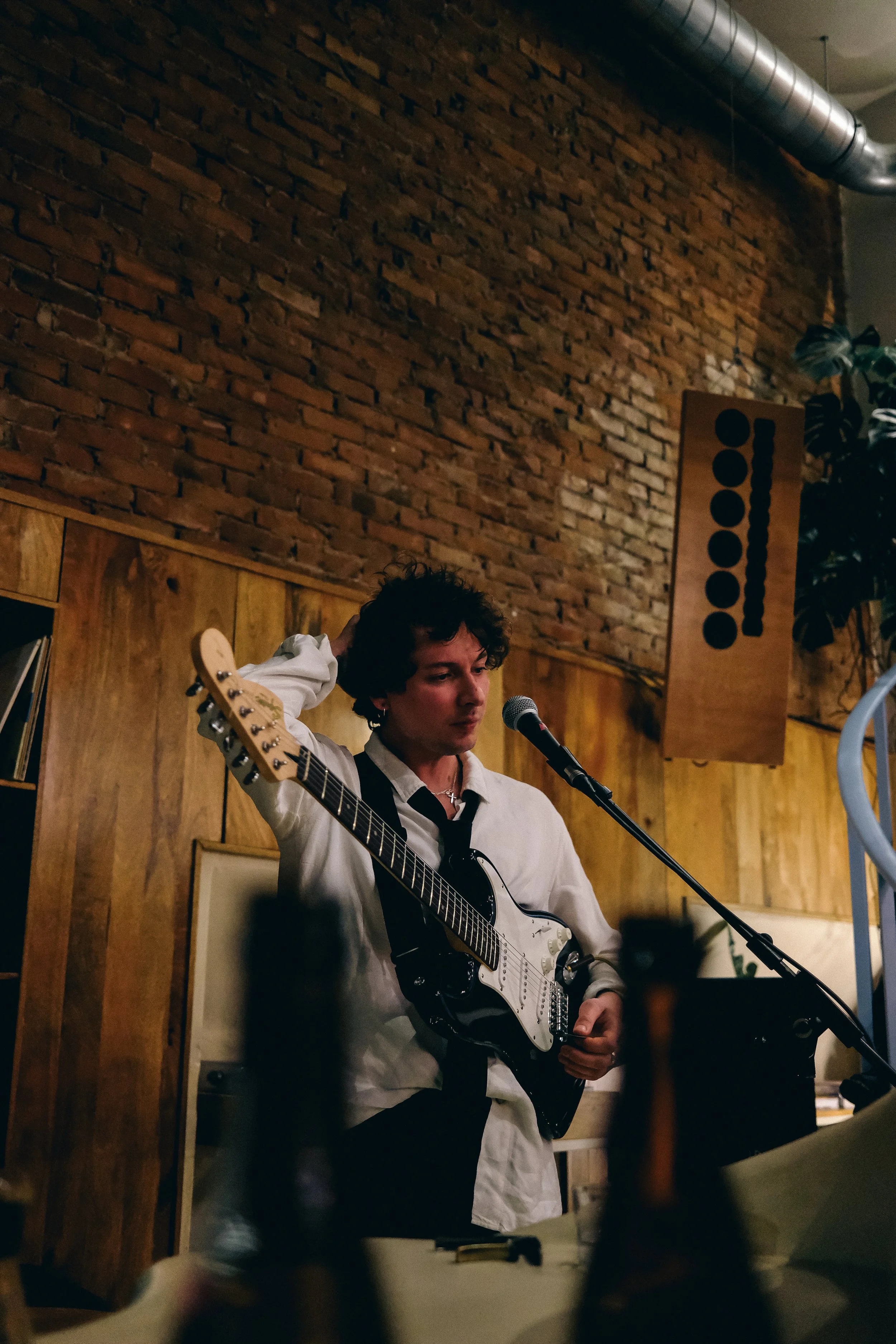 joe-little-playing-guitar-live-amsterdam-2025.jpg.jpg