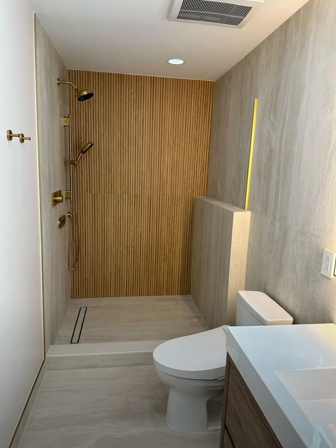 A seamless layout connects the vanity area with the private bathroom space, combining comfort, organization, and modern design.