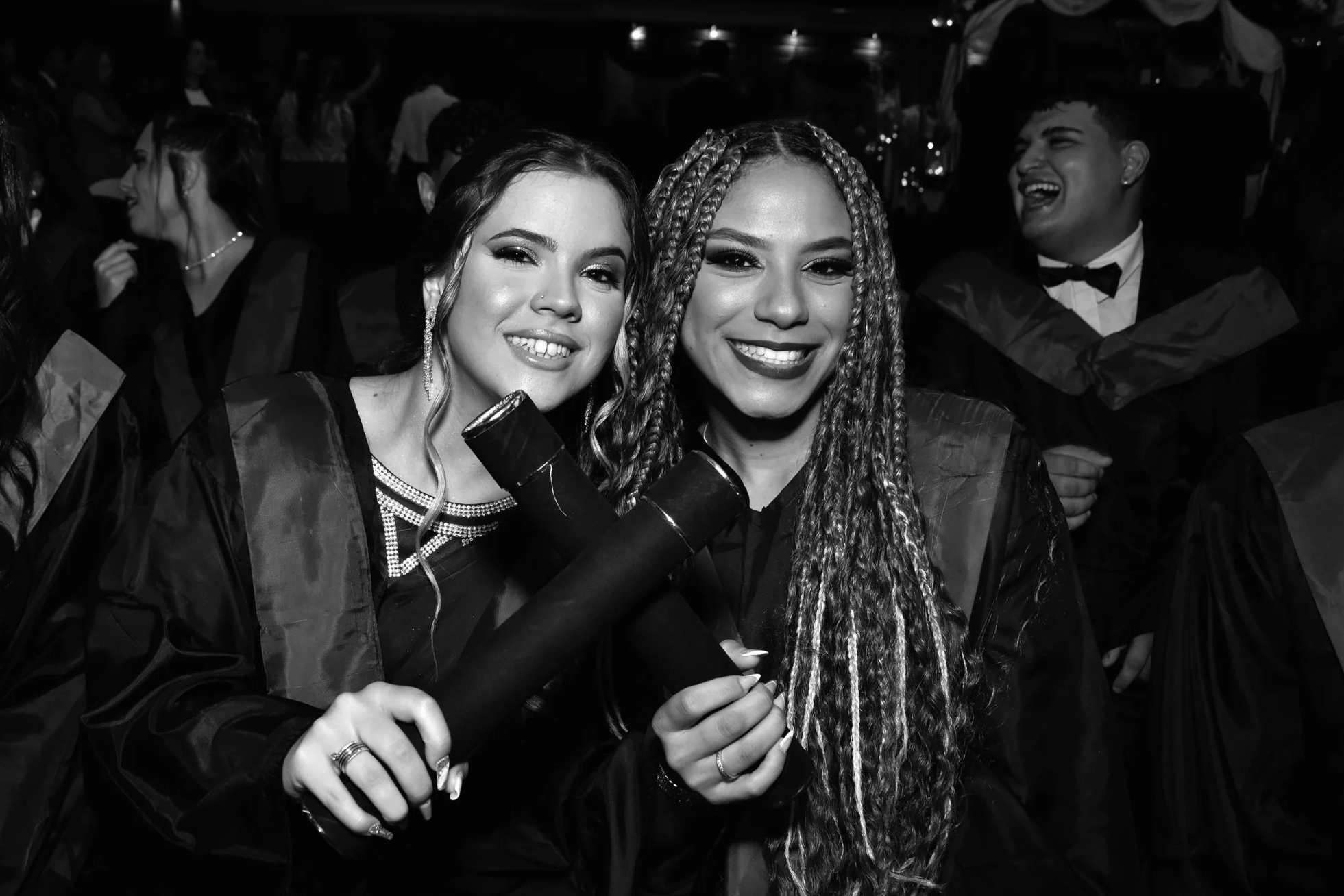 Estudantes celebrando a conquista da formatura do terceiro ano do colegial