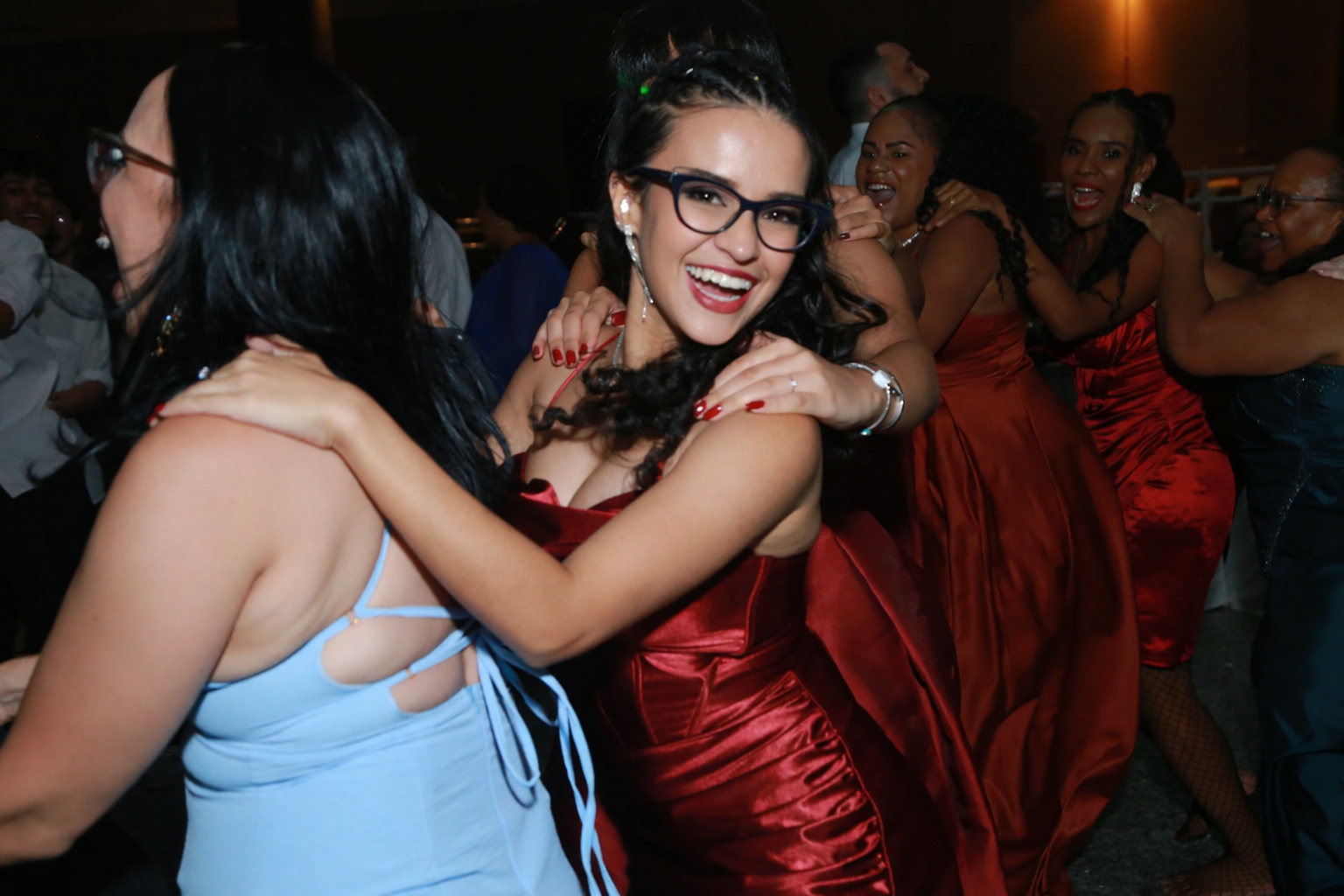 Mulheres celebrando e dançando no baile de gala da formatura Secullus Arte
