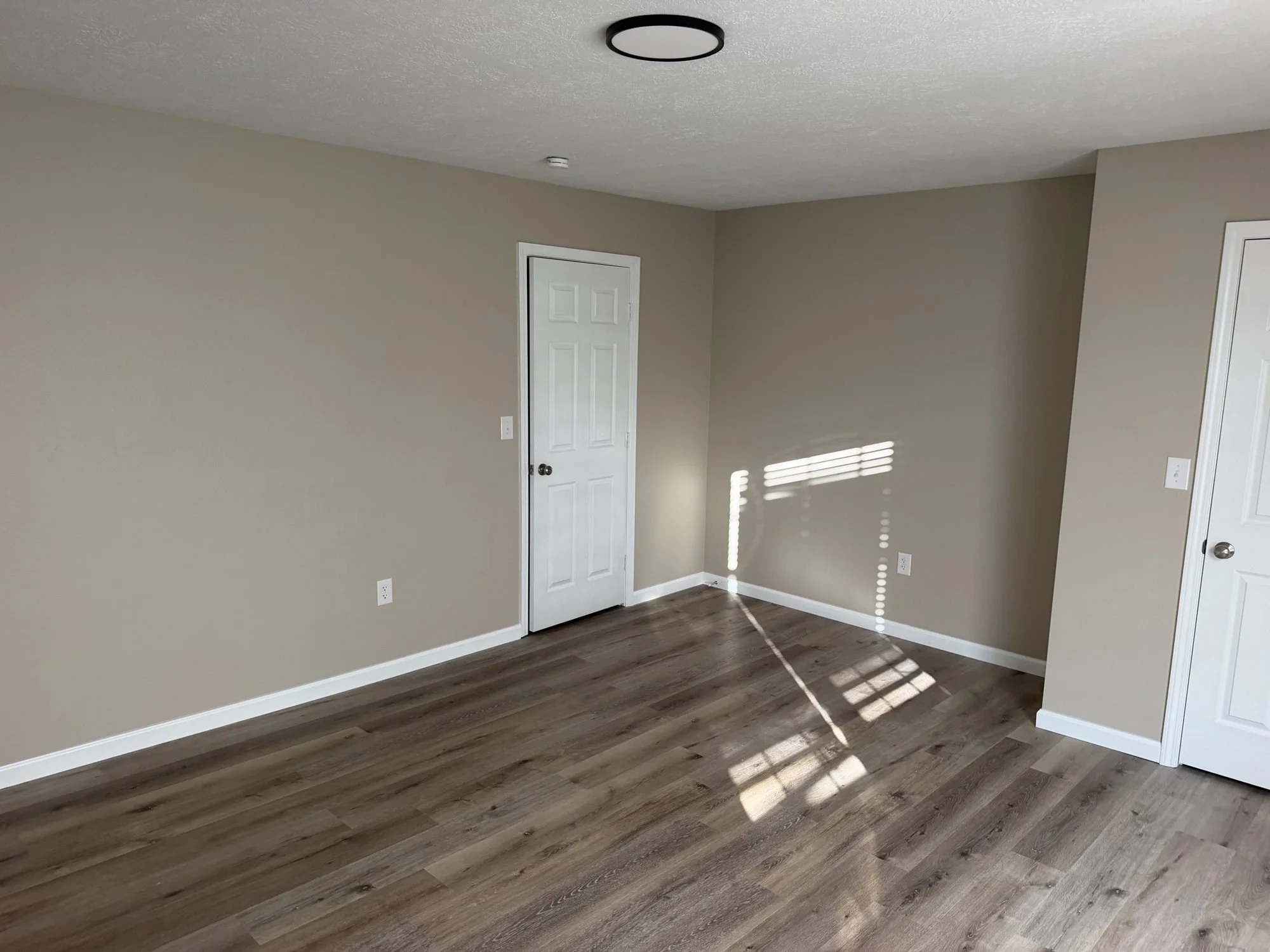  Dining area with laminate flooring off the kitchen in a Lebanon, MO rental home. 