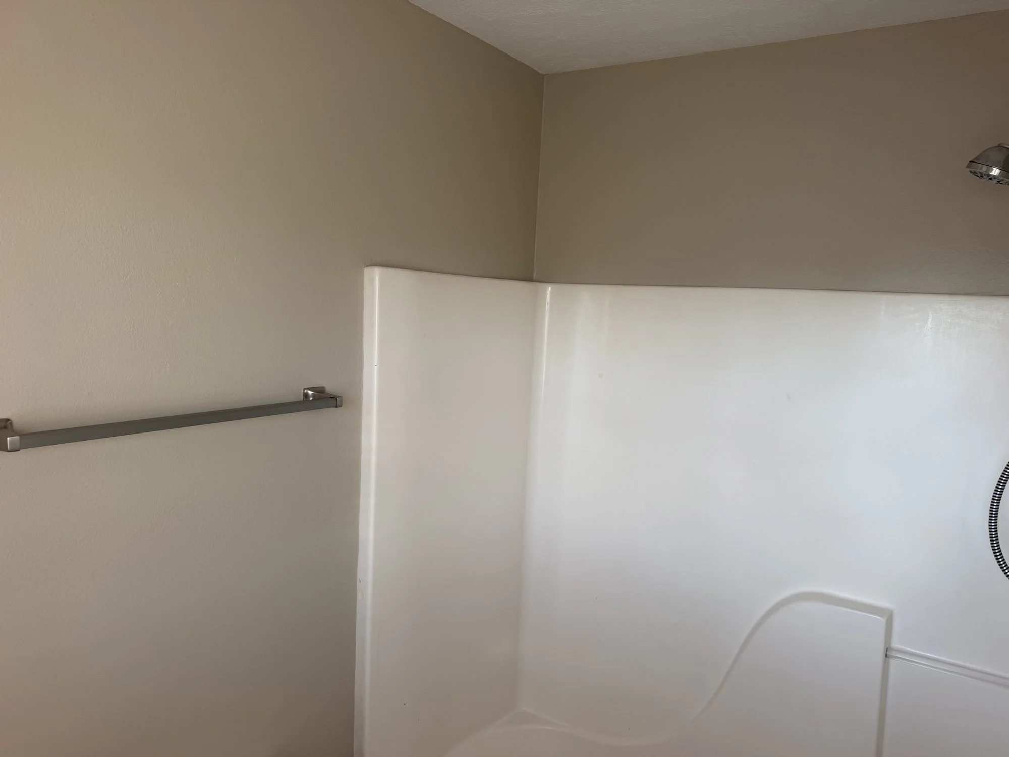  Full bathroom with step-in shower, Lebanon MO townhouse rental. 