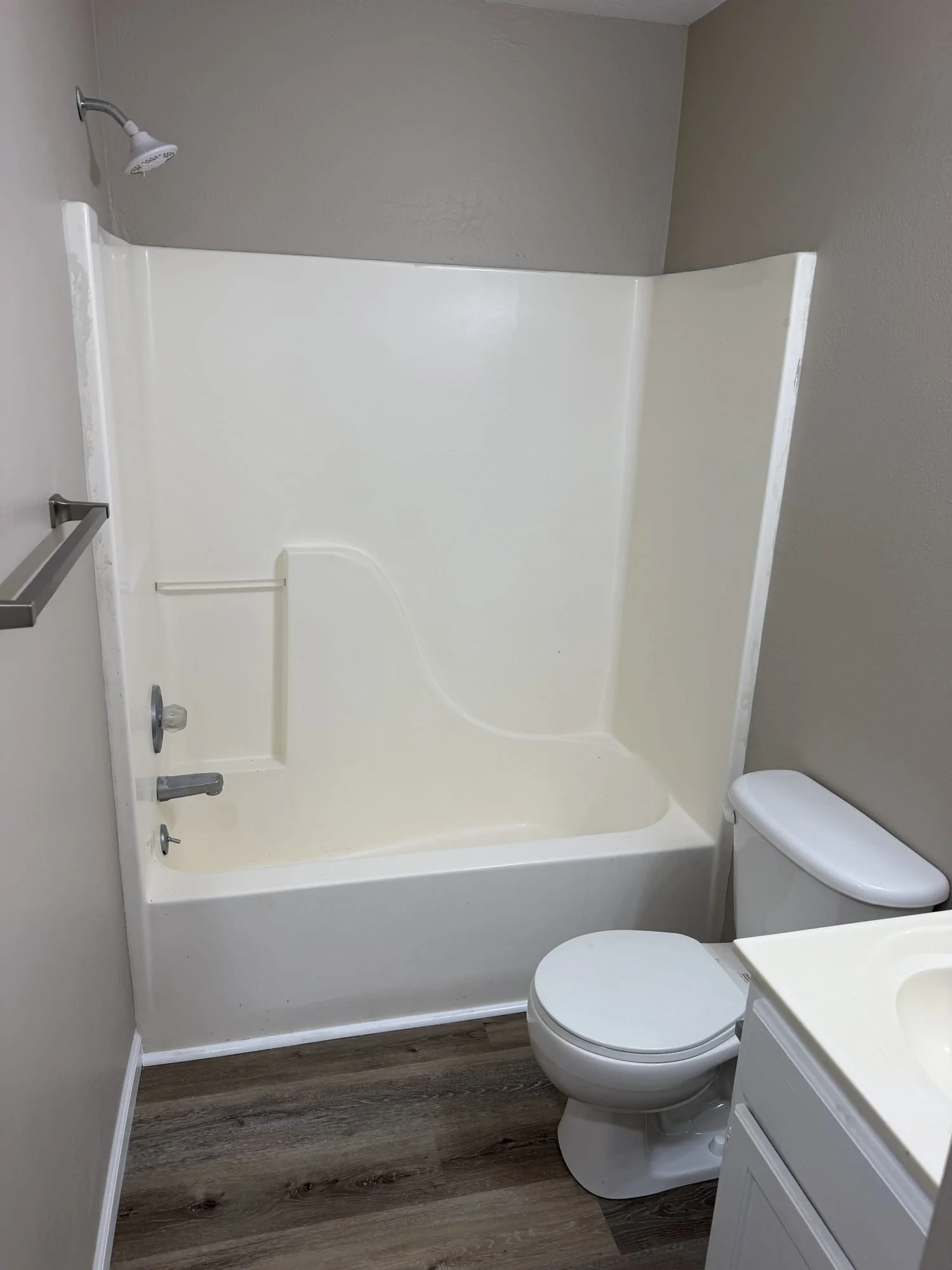  Bathroom with tub-shower combo in a Lebanon, MO rental. 