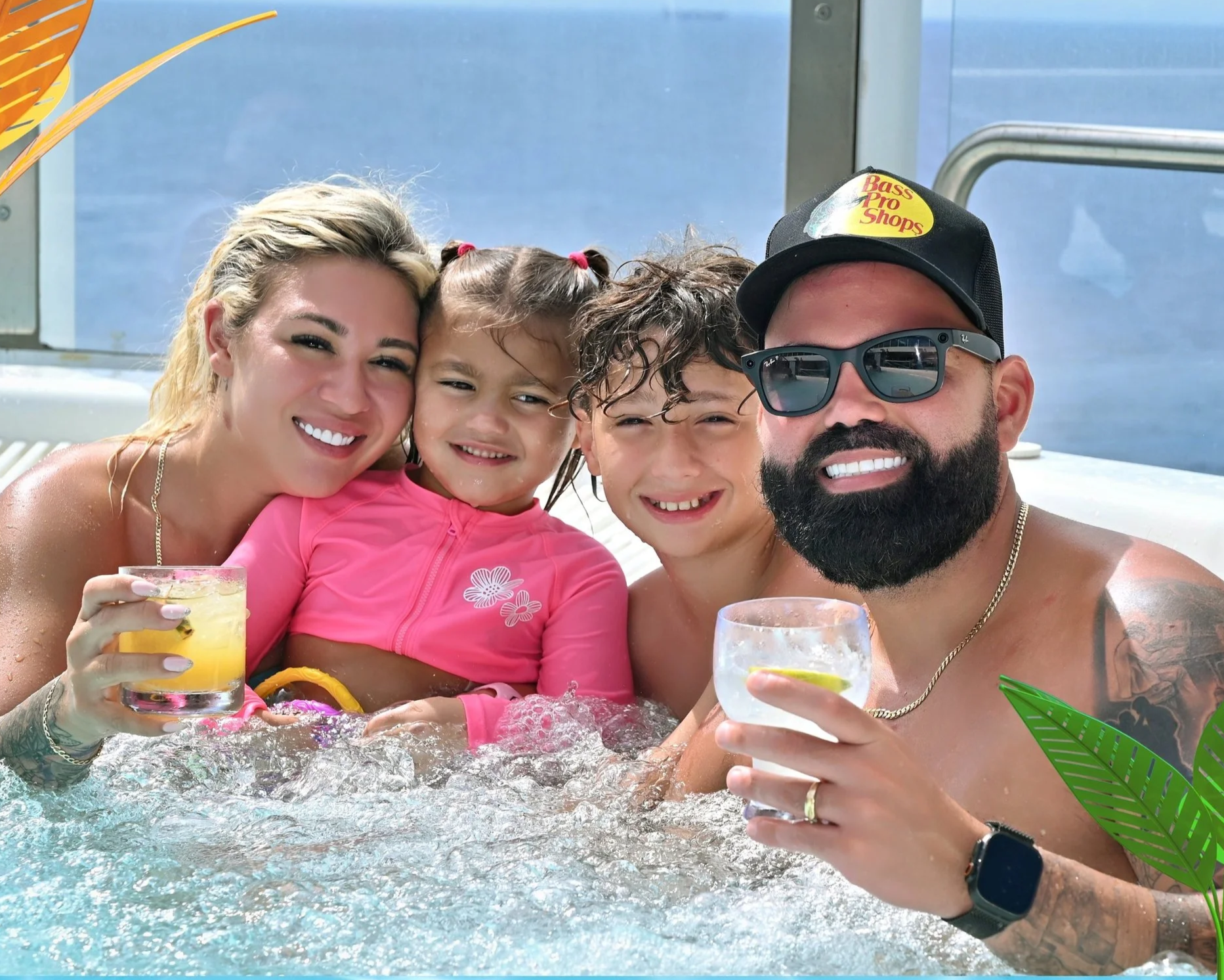 Familia disfrutando de una piscina durante sus vacaciones.