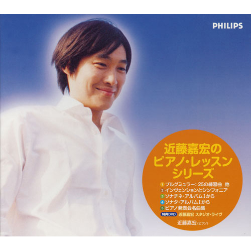 男性が白いシャツを着て微笑む写真。背景は青で、右上に「PHILIPS」のロゴ。オレンジの円形の中に日本語の説明文が書かれている。