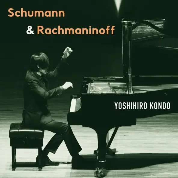 ピアノを弾いている男性の写真、背景は暗いステージ。テキストに「Schumann & Rachmaninoff」と「Yoshihiro Kondo」