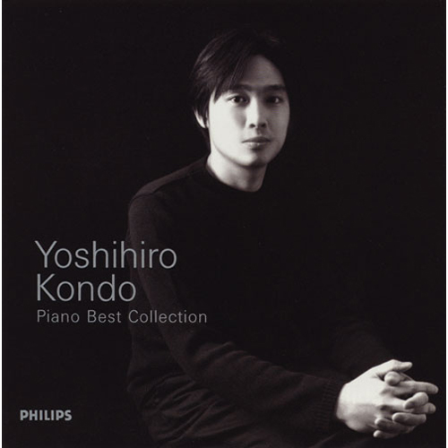 黒い背景の中で黒い衣服を着た男性のポートレート。左側に『Yoshihiro Kondo Piano Best Collection』と書かれている。