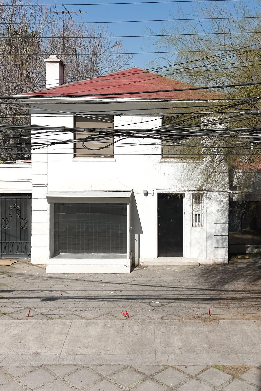 Fachada de casa aislada para remodelar en calle Renato Sánchez, barrio El Golf, Las Condes