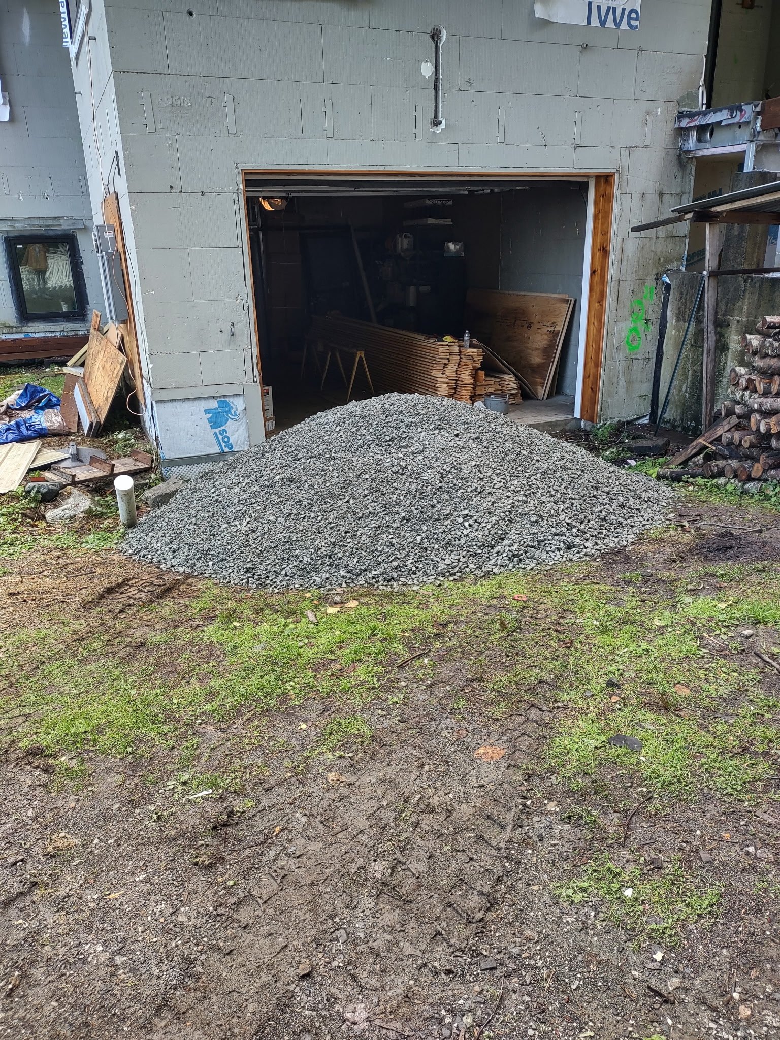 EXTERIOR_HOUSE_GRAVEL.JPG