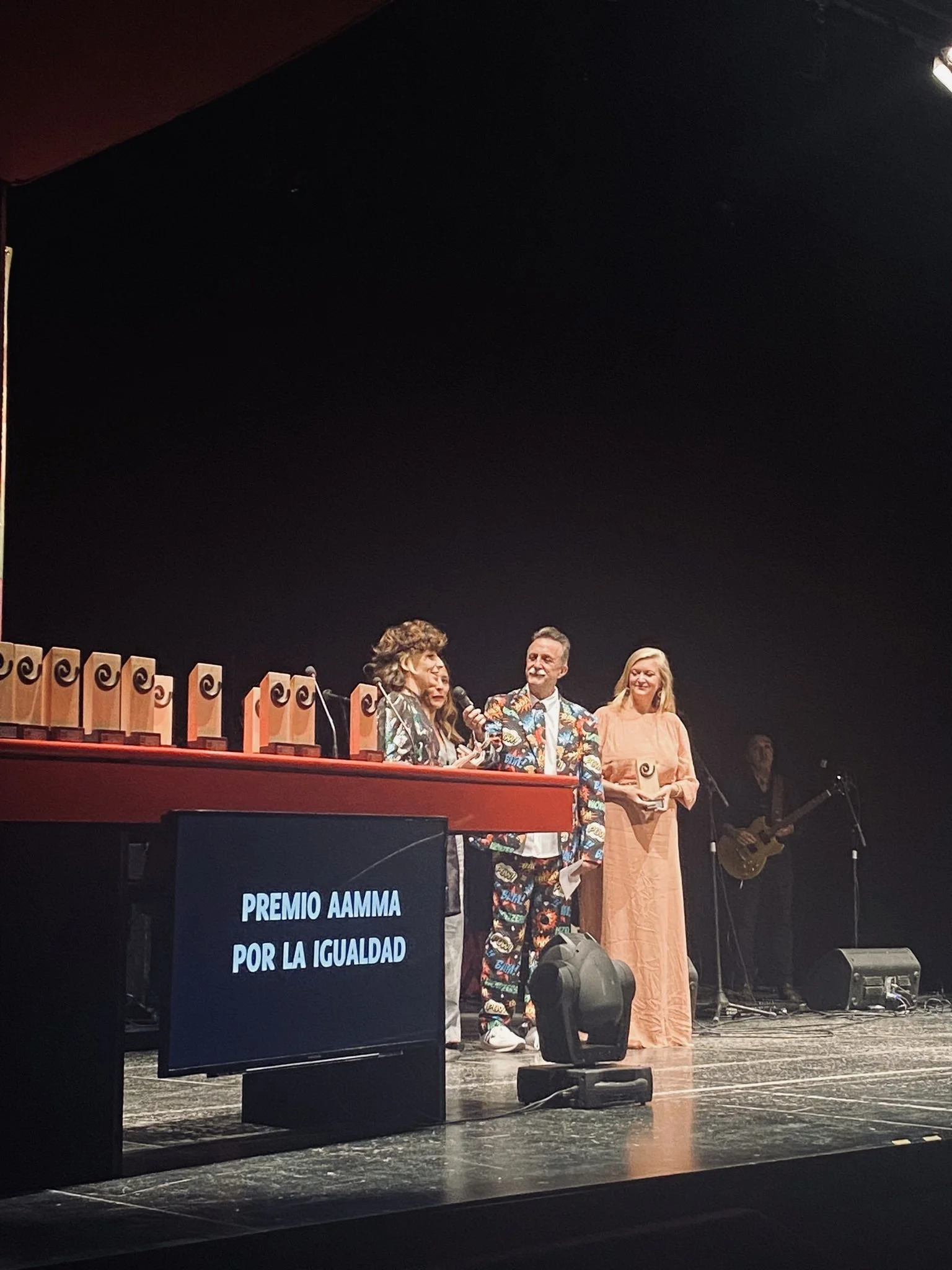 Edyta Niewinska, director, producer, giving the 'Premio AMMA por la Igualdad' award at the Certamen Cabra