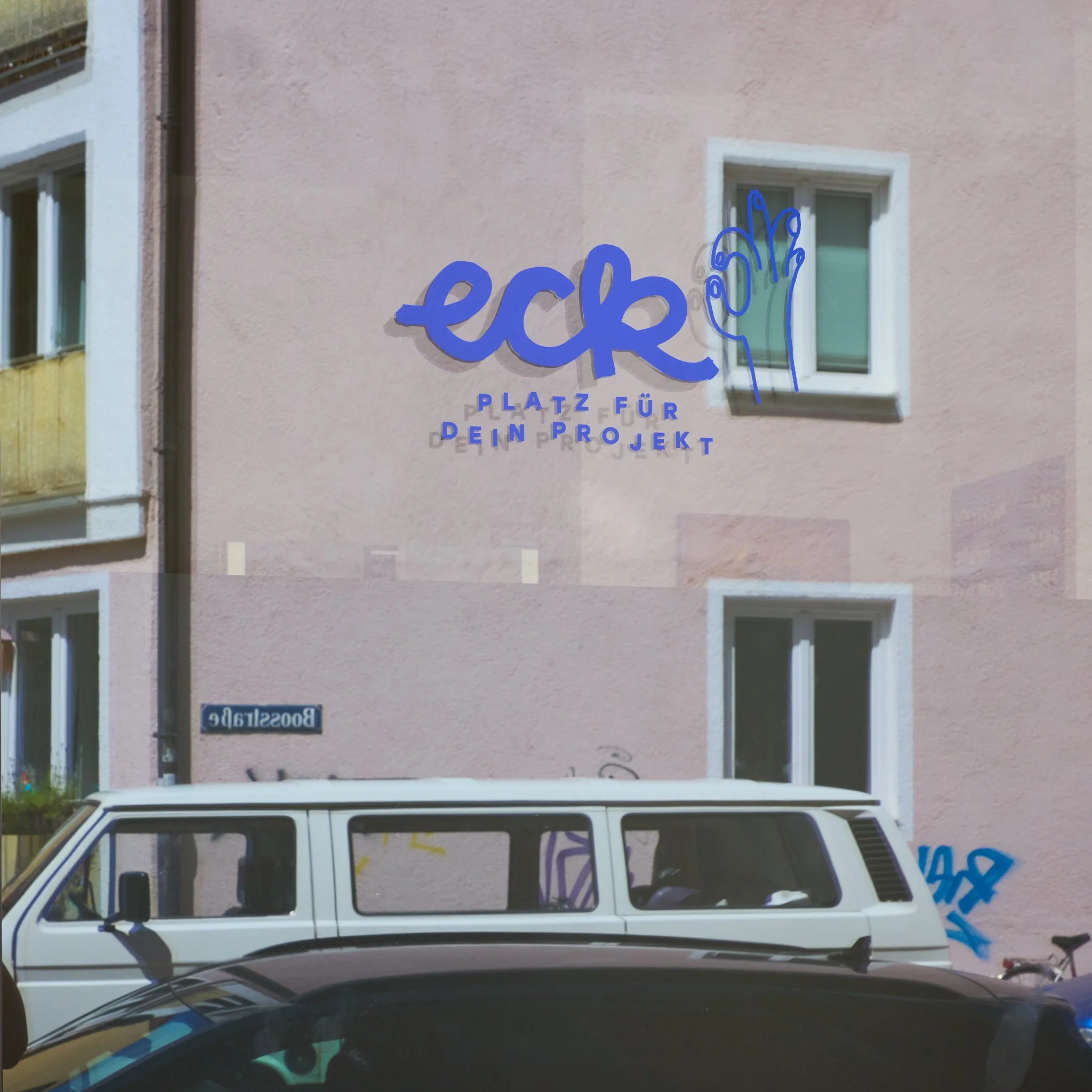 Schriftzug und Logo auf der Eingangstür des Eventraums "Eck".