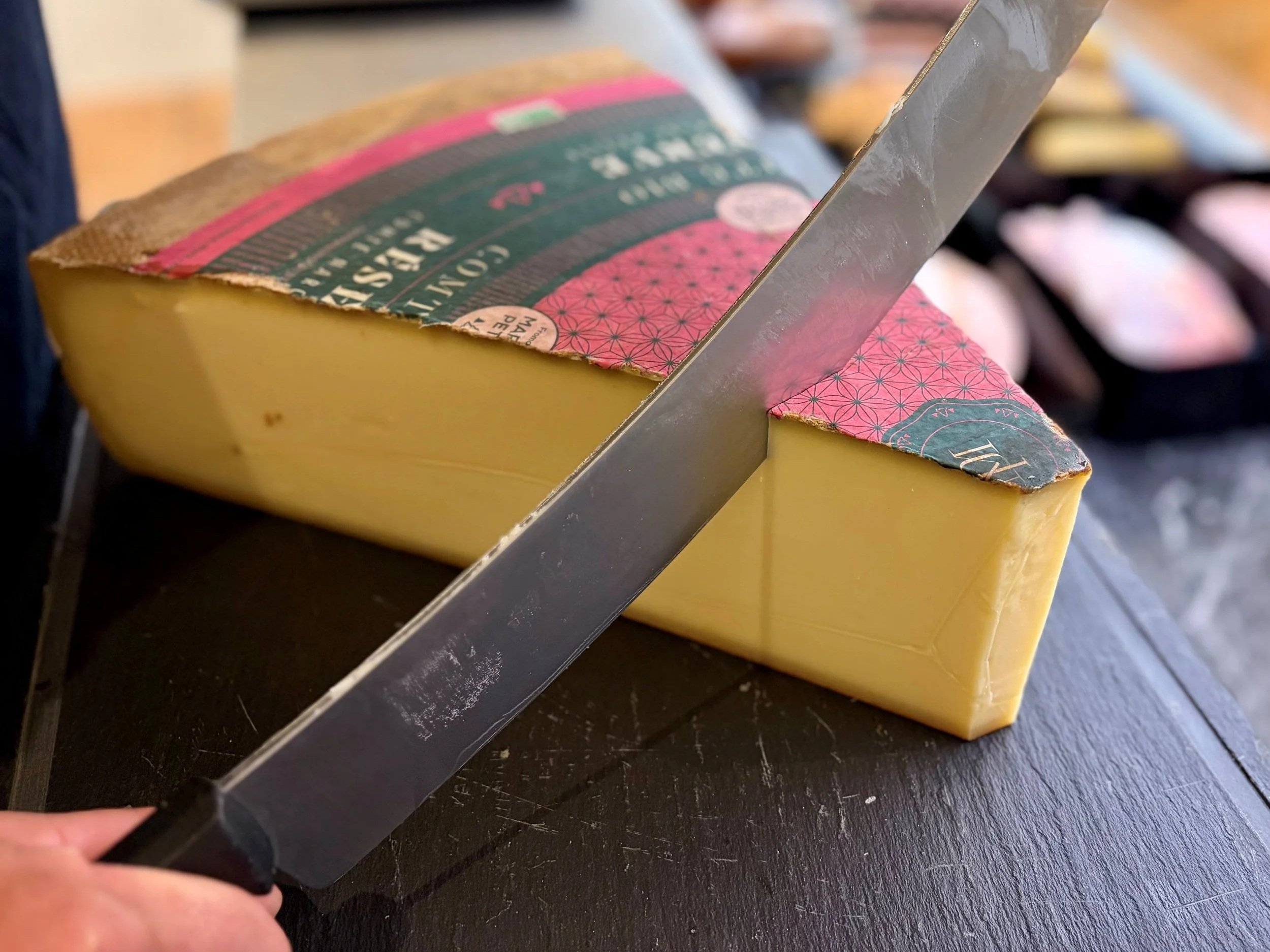 Käse aus der Käsetheke im Hofladen des Klosterguts Dibbesdorf.