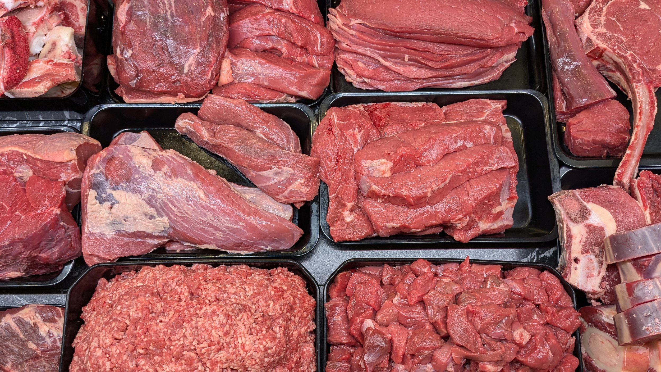 Frisches Bio-Fleisch vom Klostergut Dibbesdorf für den Verkauf.