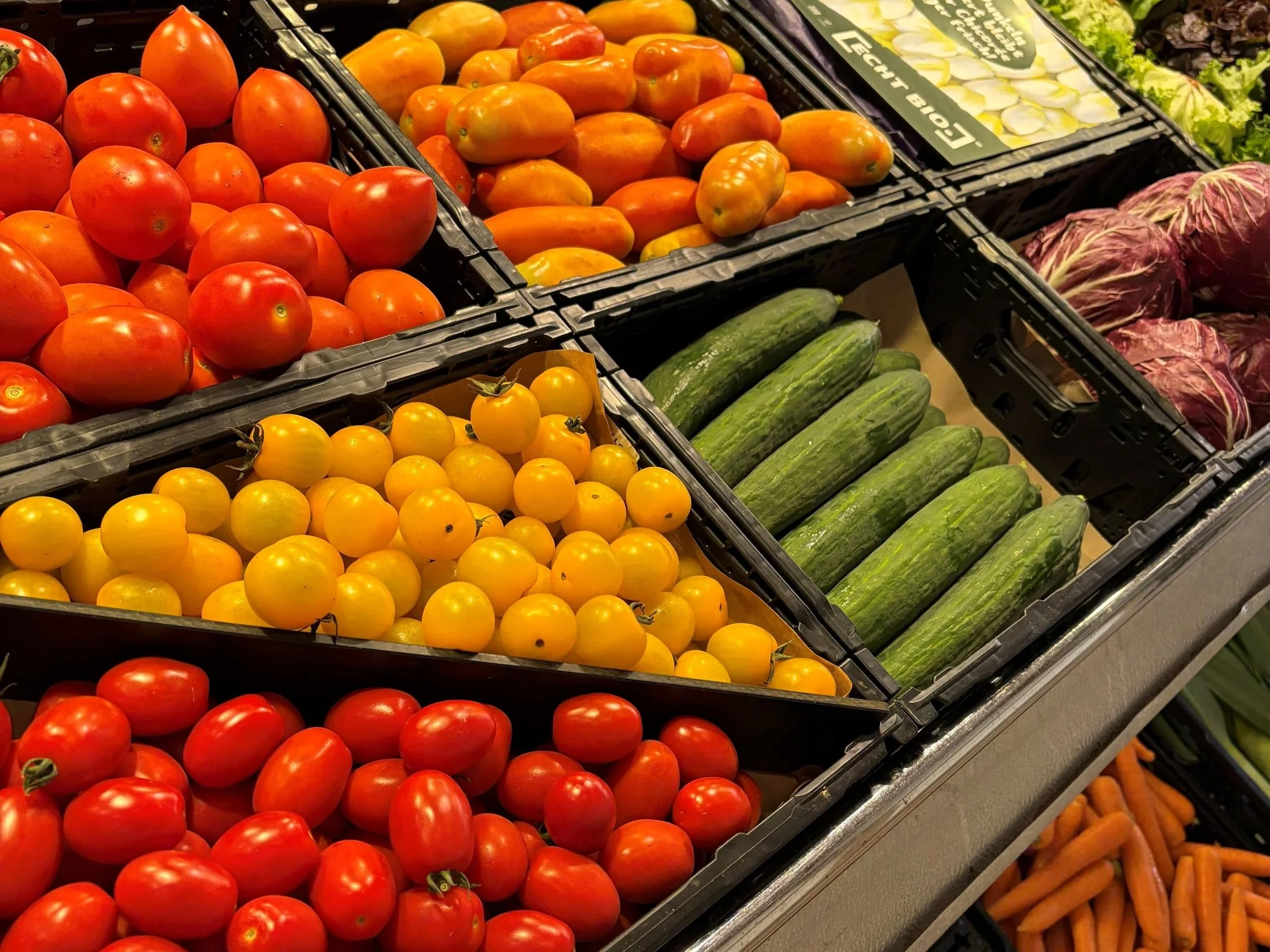 Frisches saisonales Obst und Gemüse im Hofladen des Klosterguts Dibbesdorf.