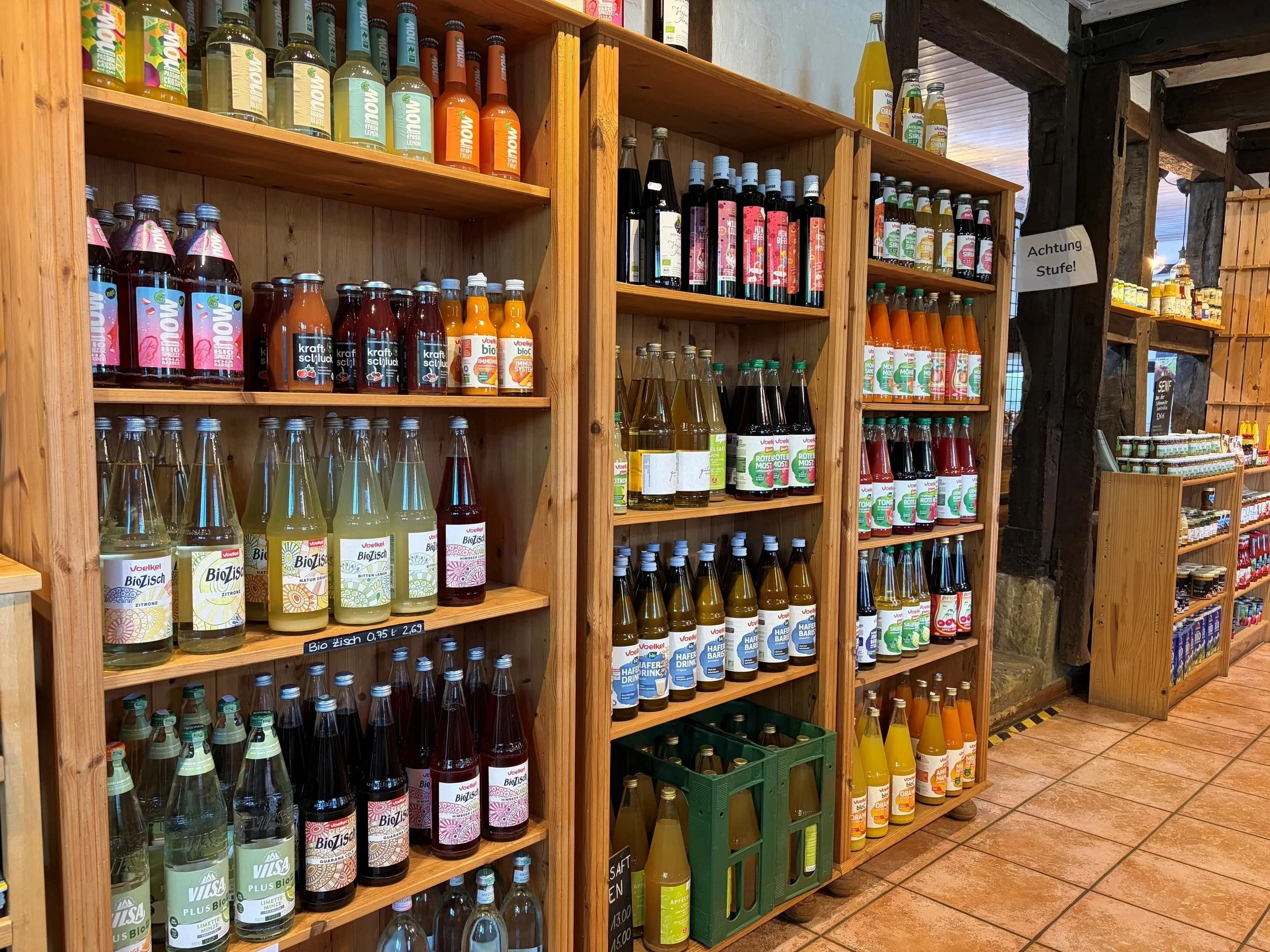 Bio-Getränke und regionale Produkte im Hofladen des Klosterguts Dibbesdorf.