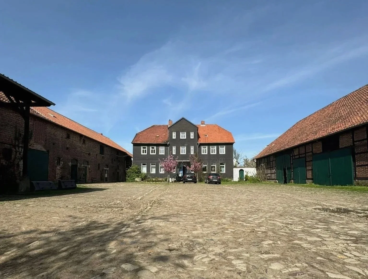 Klostergut Dibbesdorf bei Braunschweig mit historischen Hofgebäuden und landwirtschaftlichen Flächen.