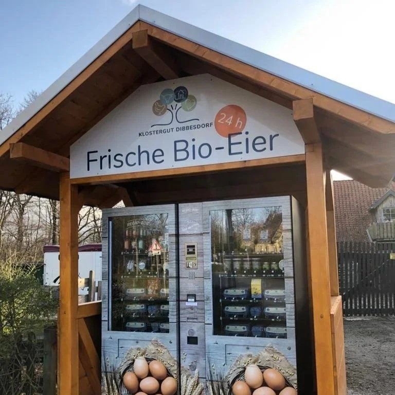 24-Stunden-Eierautomat des Klosterguts Dibbesdorf mit frischen Bio-Eiern aus eigener Haltung.