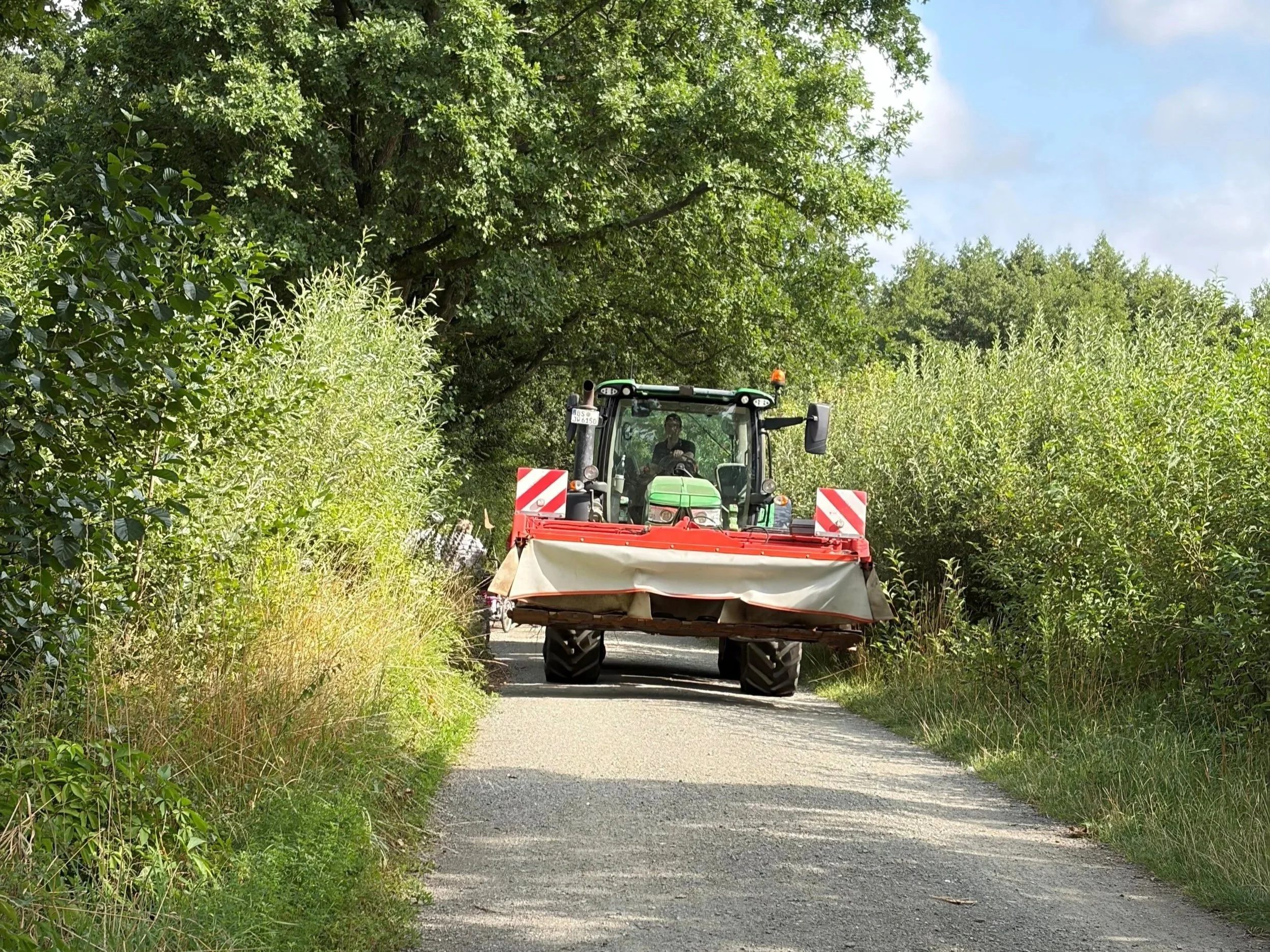 Landwirtschaftliche Arbeit des Klosterguts Dibbesdorf auf Grünlandflächen rund um Braunschweig.
