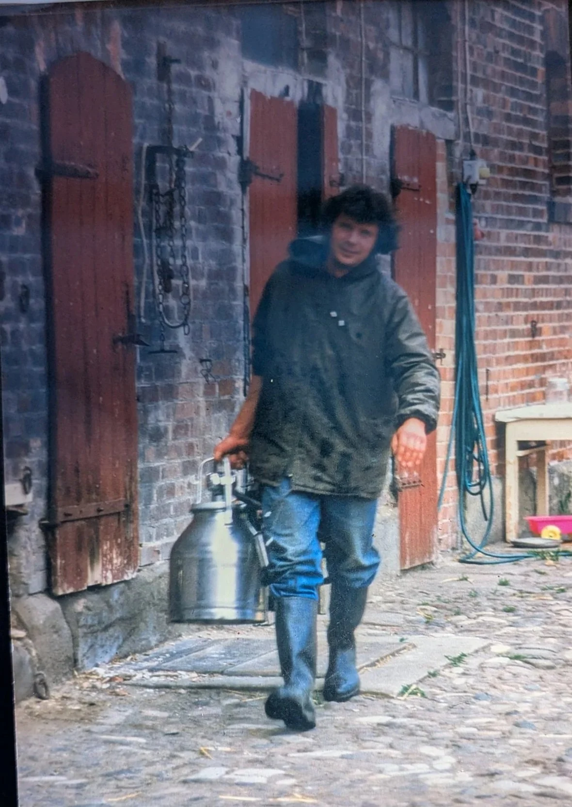 Landwirtschaftliche Arbeit auf dem Klostergut Dibbesdorf vor den historischen Hofgebäuden.