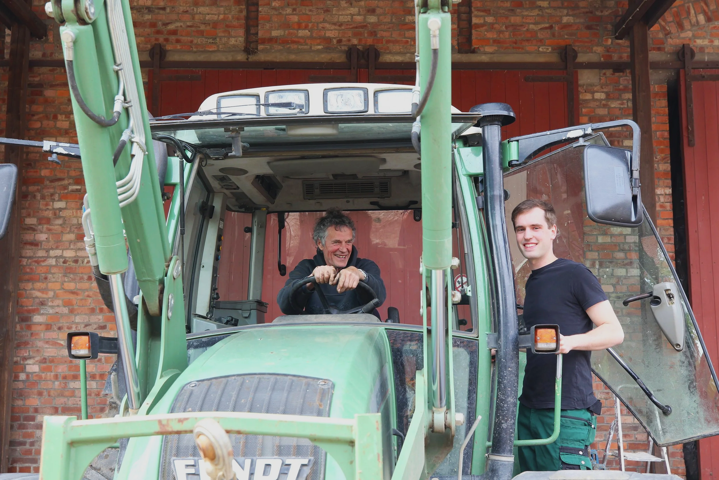 Betriebsübergabe auf dem Klostergut Dibbesdorf 2017 mit Bernd Barnstorf-Brandes und Jannes am Traktor.