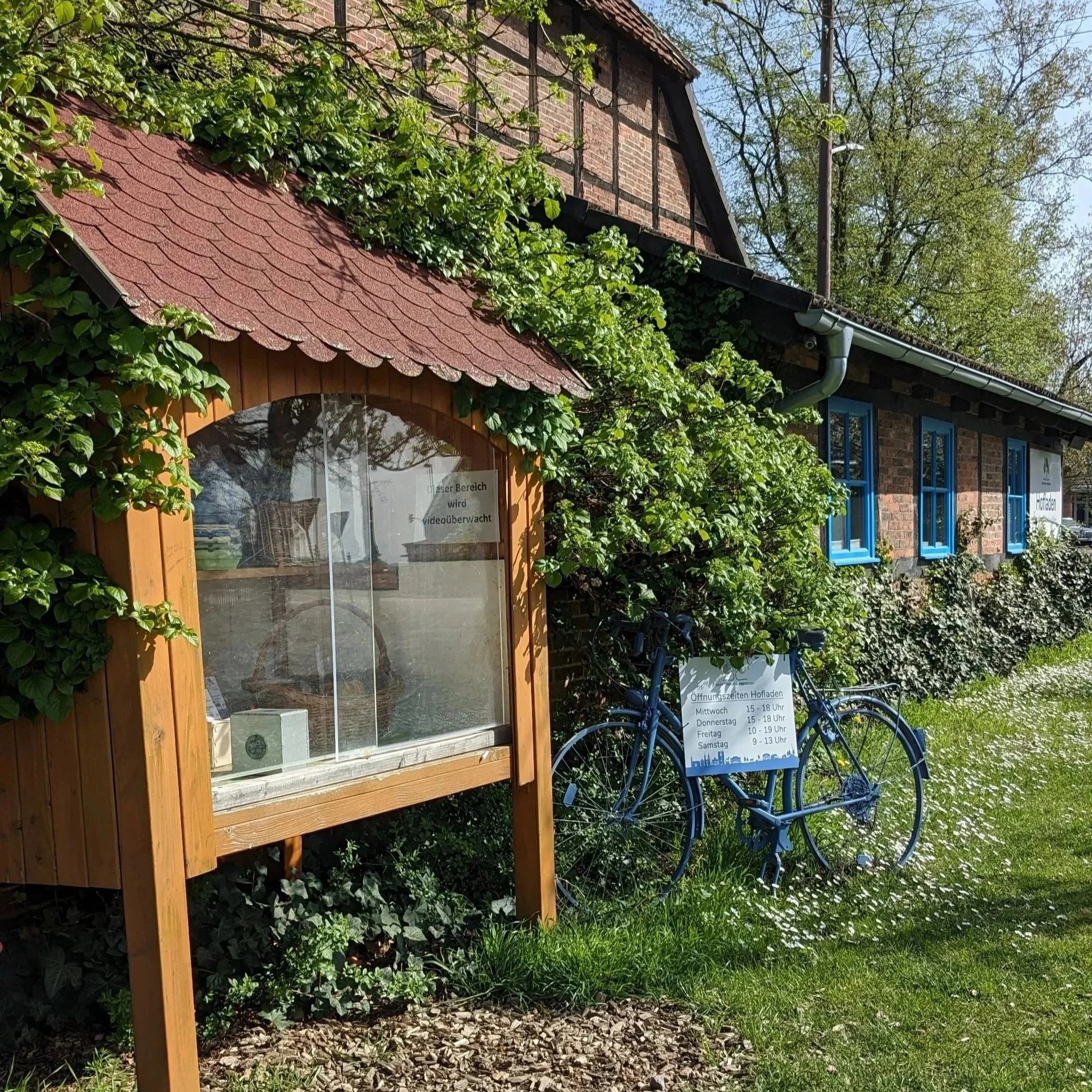 Selbstbedienungs-Verkaufsstelle des Klosterguts Dibbesdorf für frische Bio-Eier rund um die Uhr.