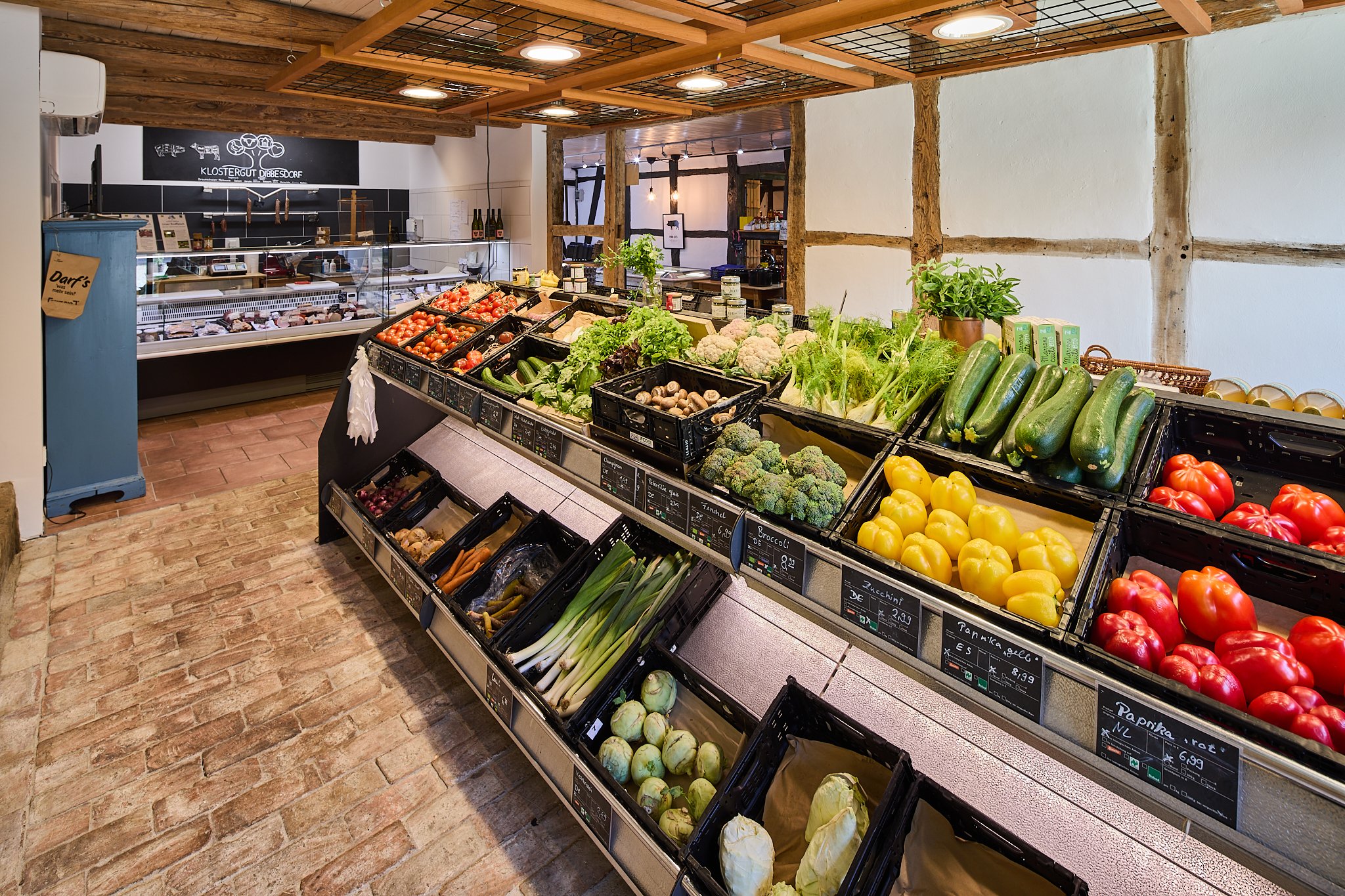 Frisches Obst und Gemüse im Hofladen des Klosterguts Dibbesdorf in Braunschweig.