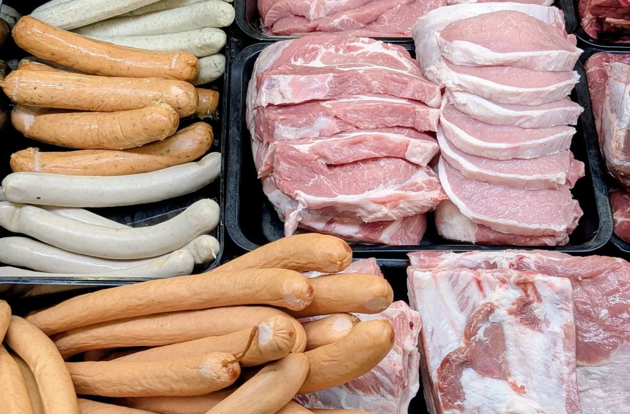 Bio-Fleisch und Wurstwaren vom Klostergut Dibbesdorf im Verkaufsregal
