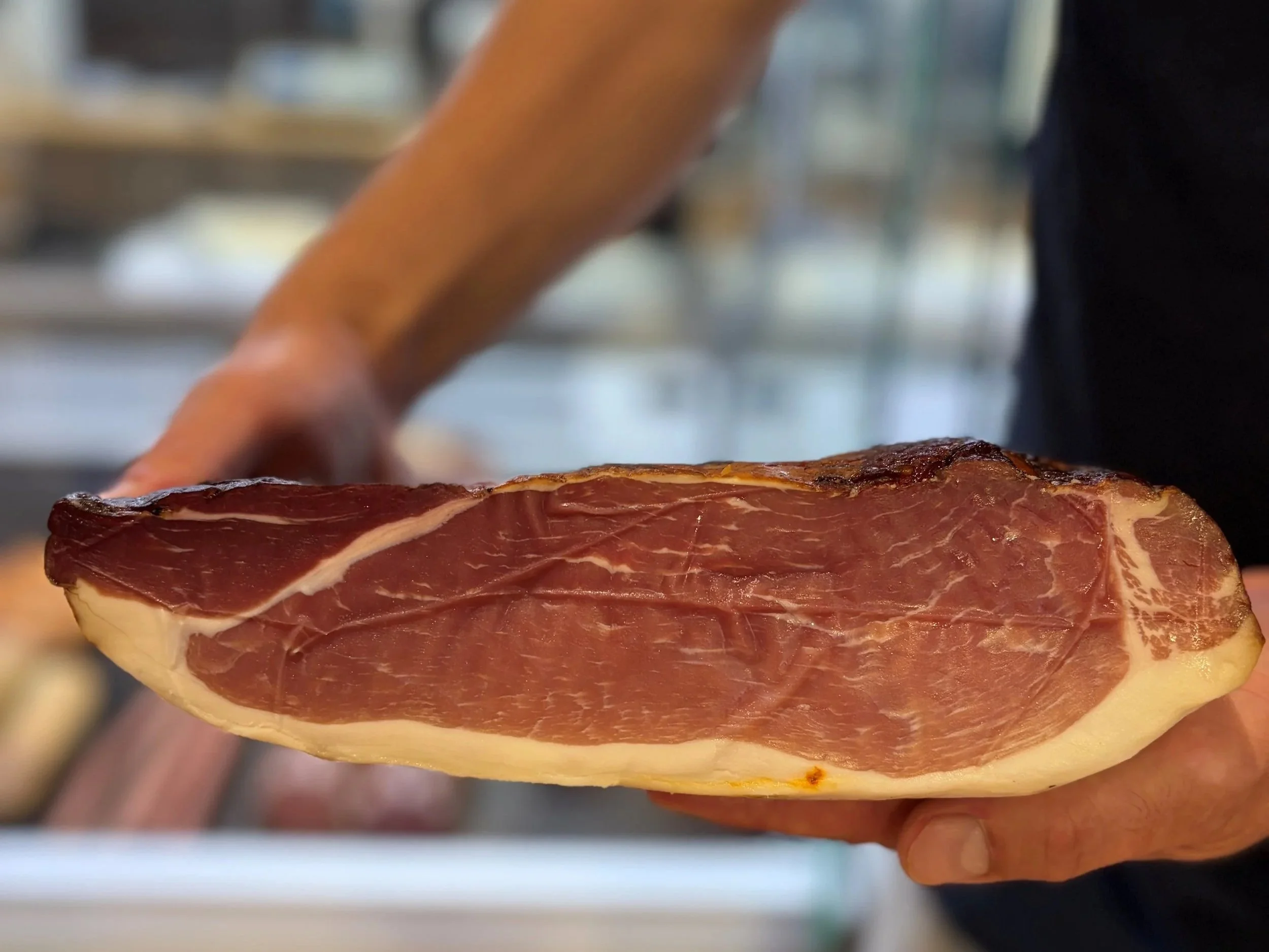 Frisch aufgeschnittener Schinken aus der Fleisch- und Wursttheke im Hofladen des Klosterguts Dibbesdorf.