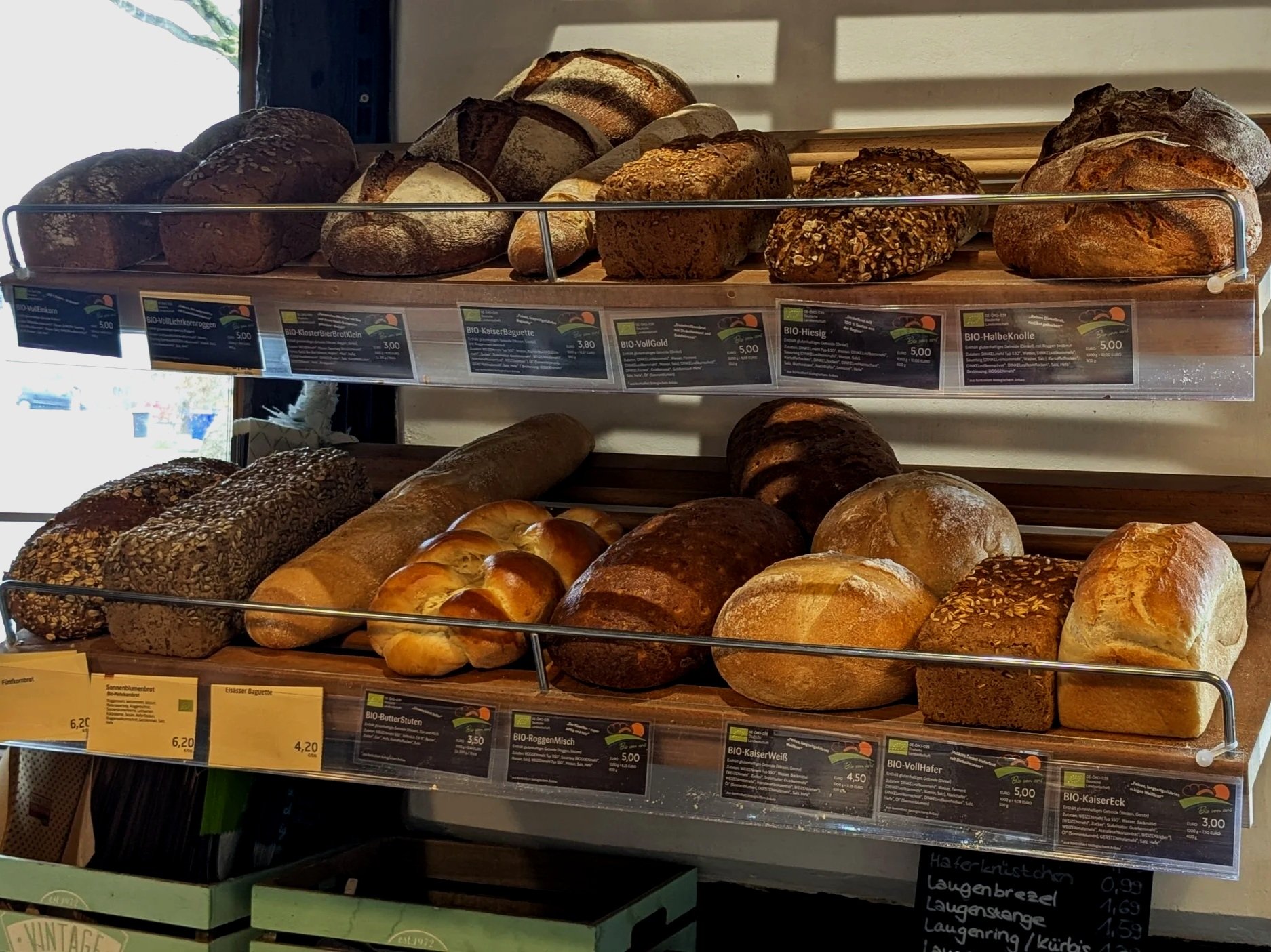 Brot und Brötchen im Hofladen des Klosterguts Dibbesdorf in Braunschweig.