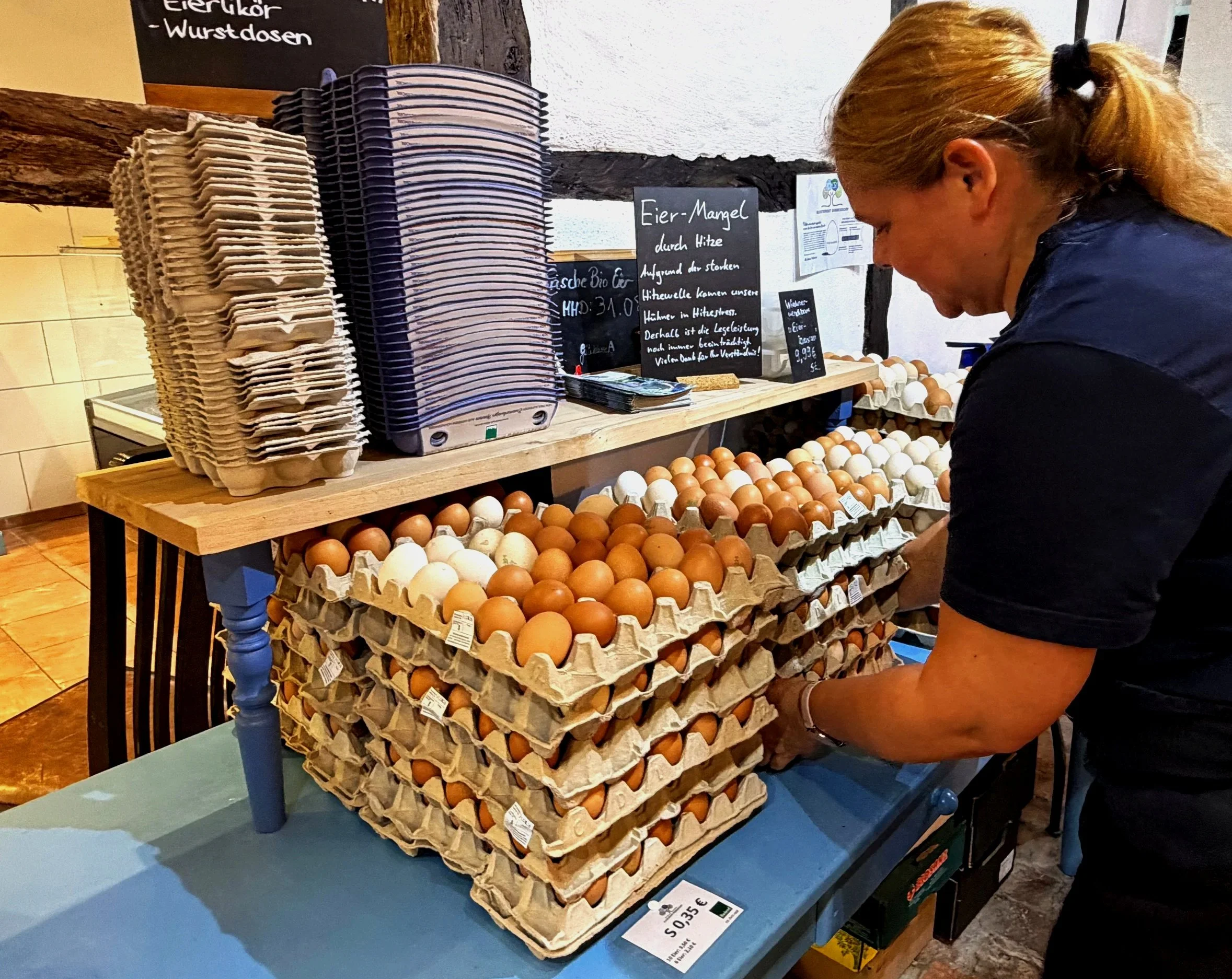 Bio-Eier vom Klostergut Dibbesdorf werden im Hofladen für den Verkauf vorbereitet.