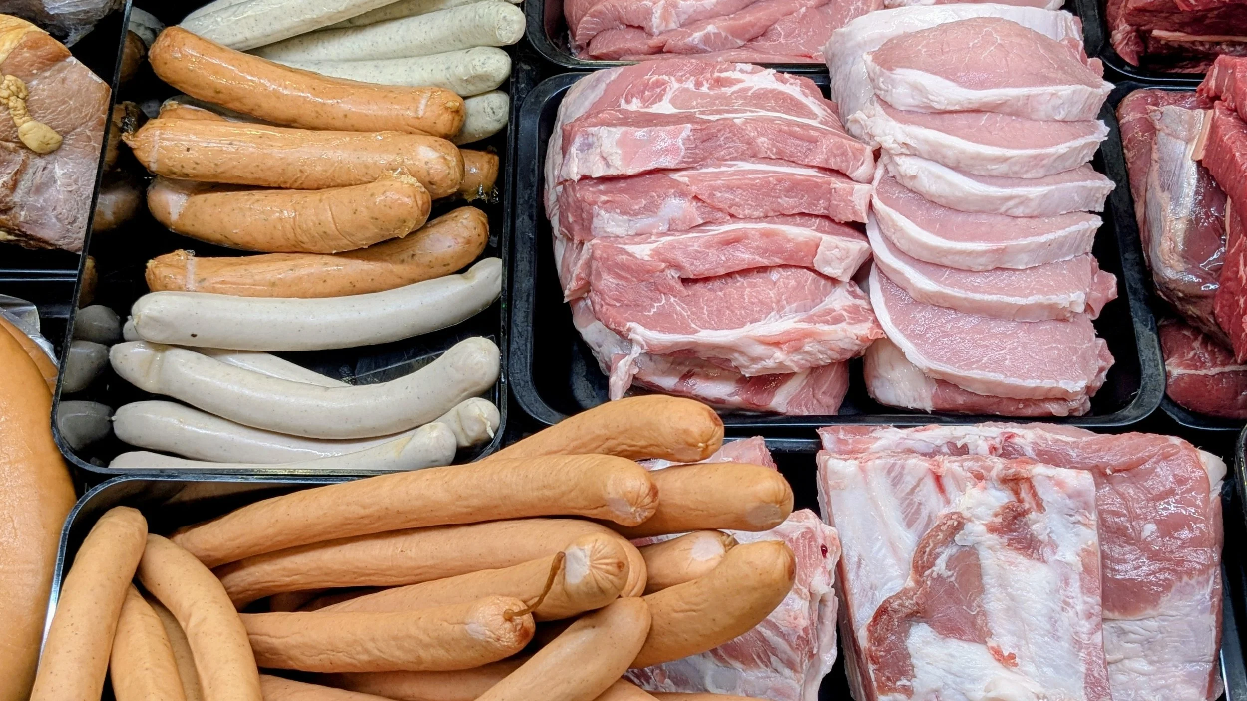 Bio-Fleisch und Wurstwaren vom Klostergut Dibbesdorf im Verkaufsregal.