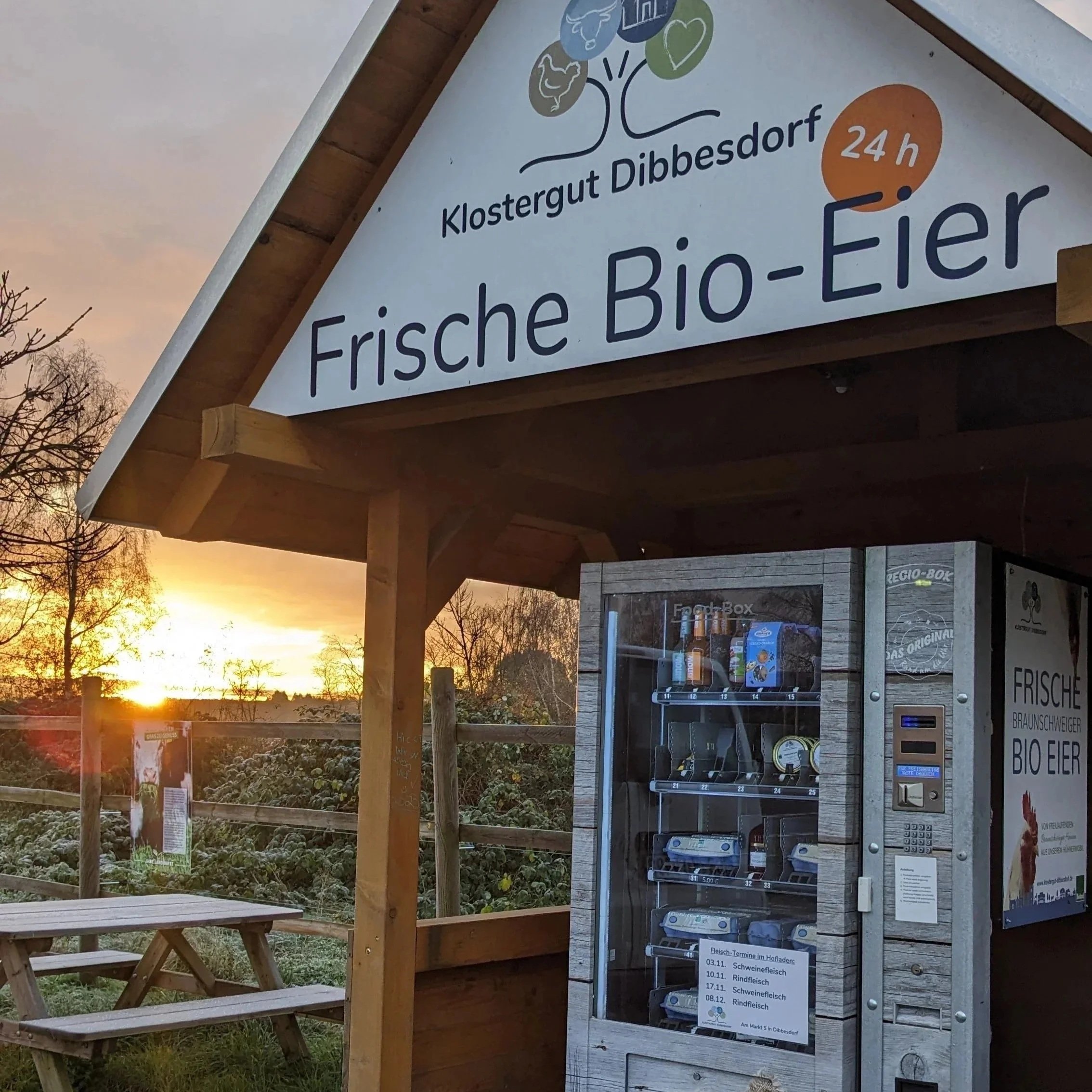 24-Stunden-Verkaufsstelle des Klosterguts Dibbesdorf mit Bio-Eiern und regionalen Produkten.