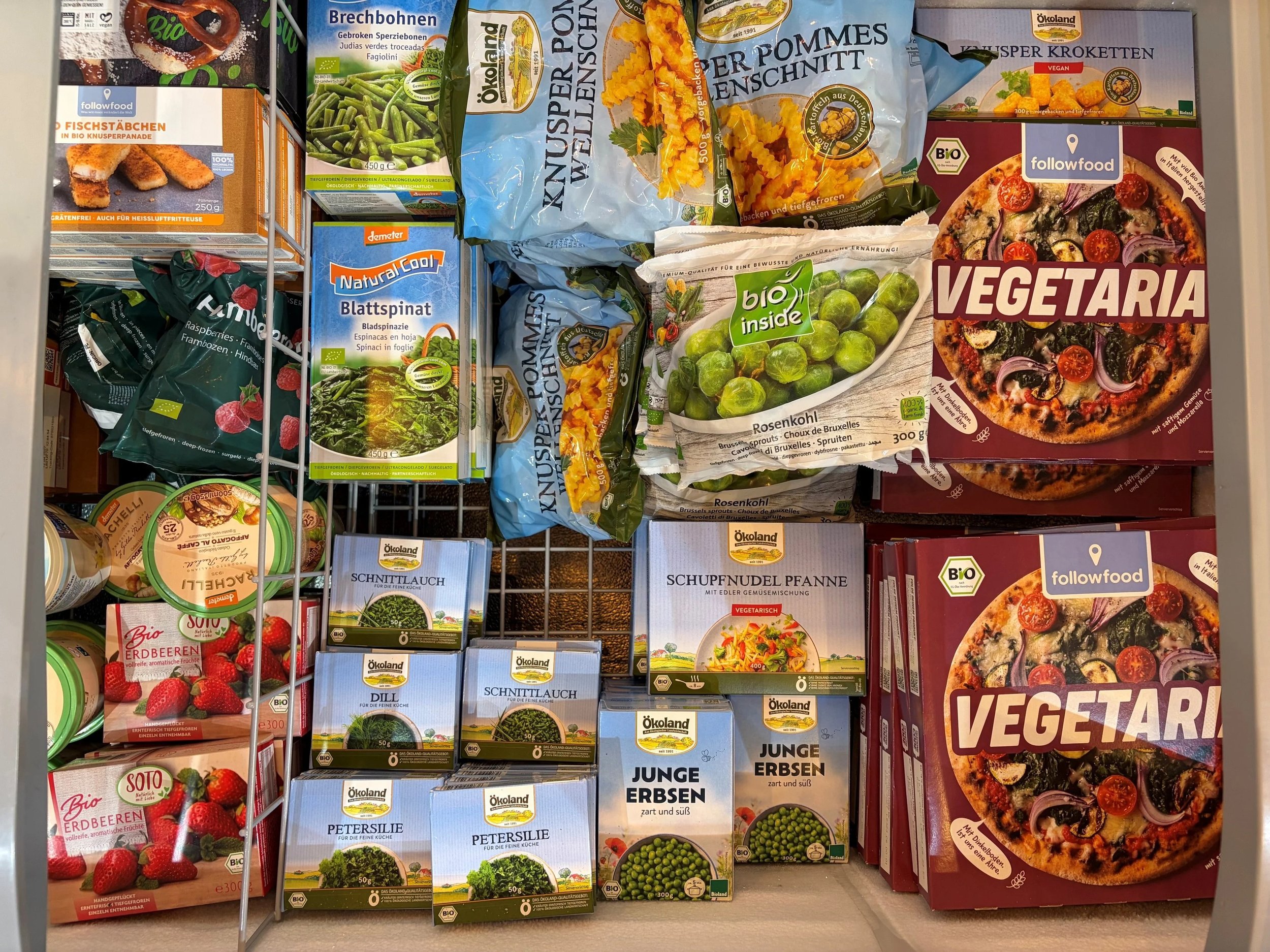 Tiefkühlprodukte und Bio-Lebensmittel im Hofladen des Klosterguts Dibbesdorf.