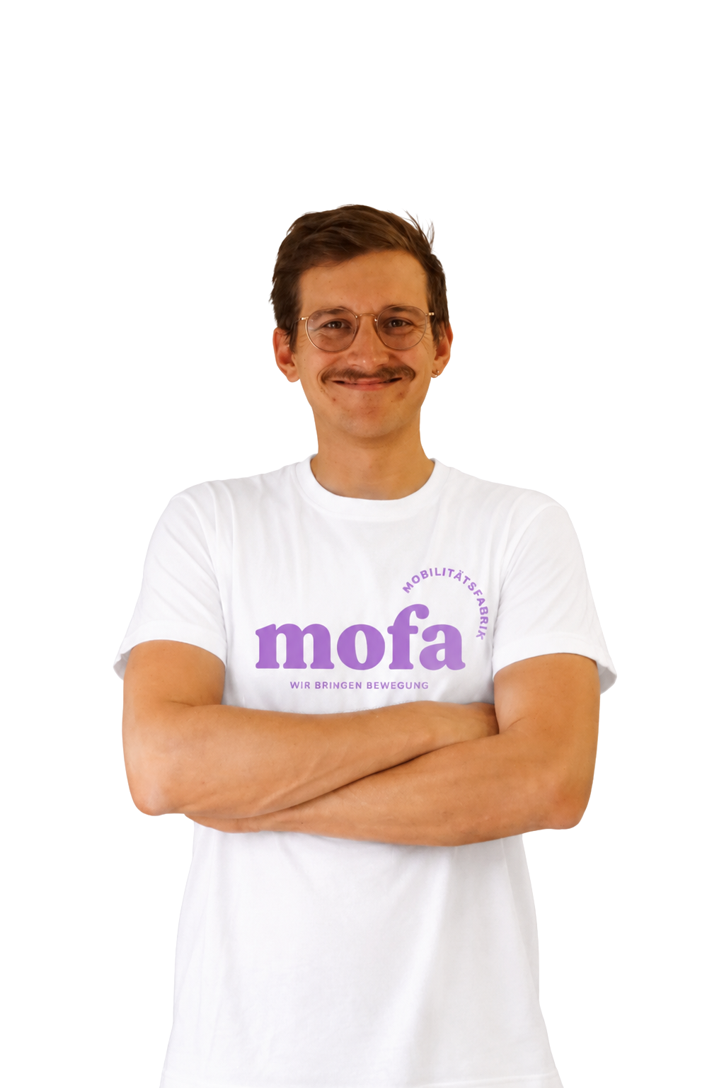 Ein lächelnder Mann mit Brille mit einem weißen T-Shirt, auf dem das Logo "mofa - Mobilitätsfabrik" in lila zu sehen ist.