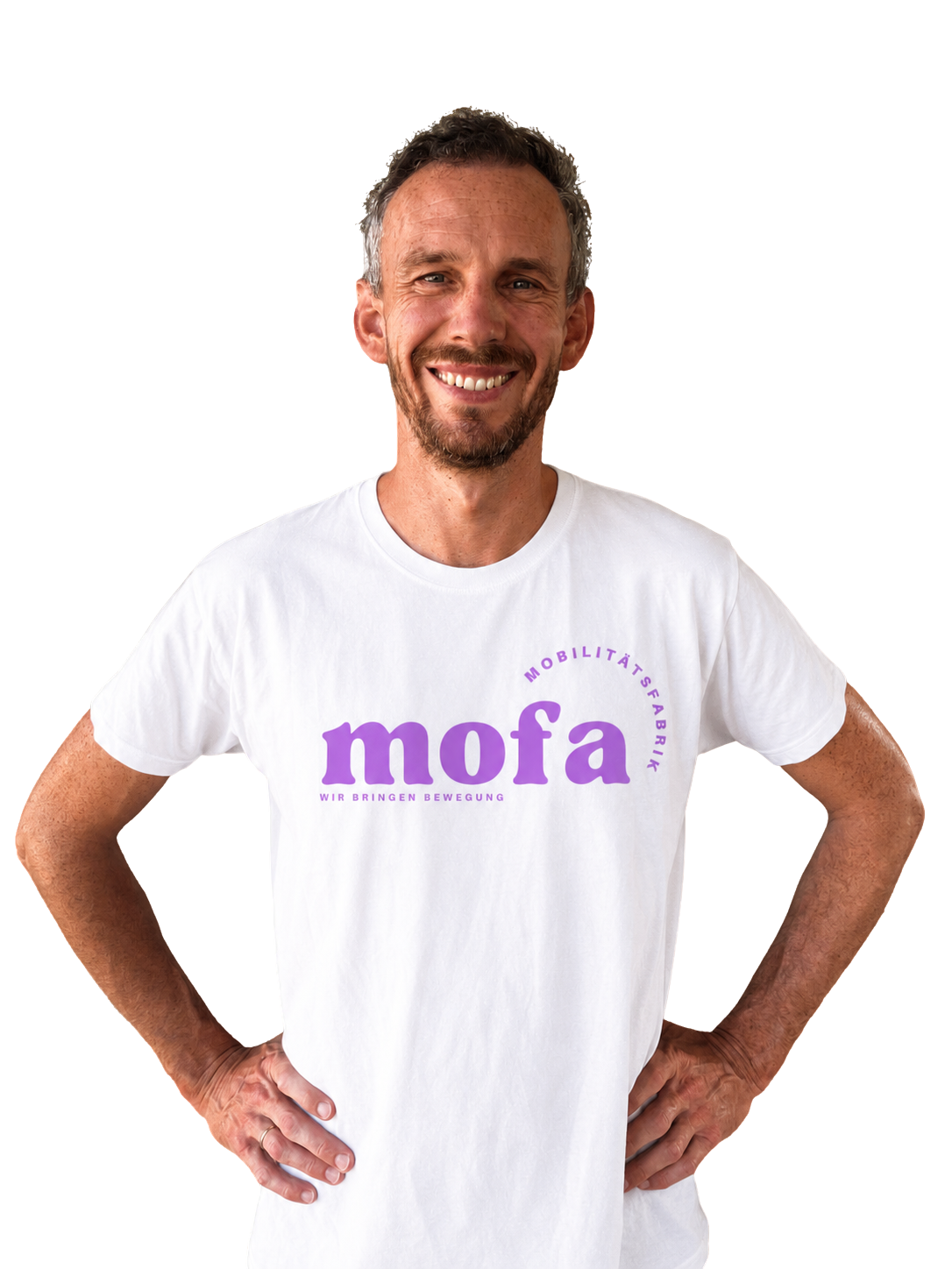 Ein lächelnder Mann mit einem weißen T-Shirt, auf dem das Logo "mofa - Mobilitätsfabrik" in lila zu sehen ist.