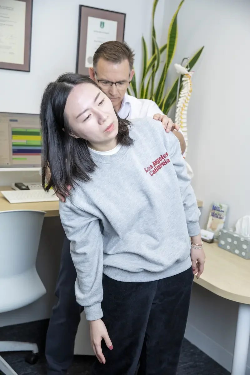 Dr Brett Grant, Chatswood Chiropractor, performing a thorough assessment on the first appointment